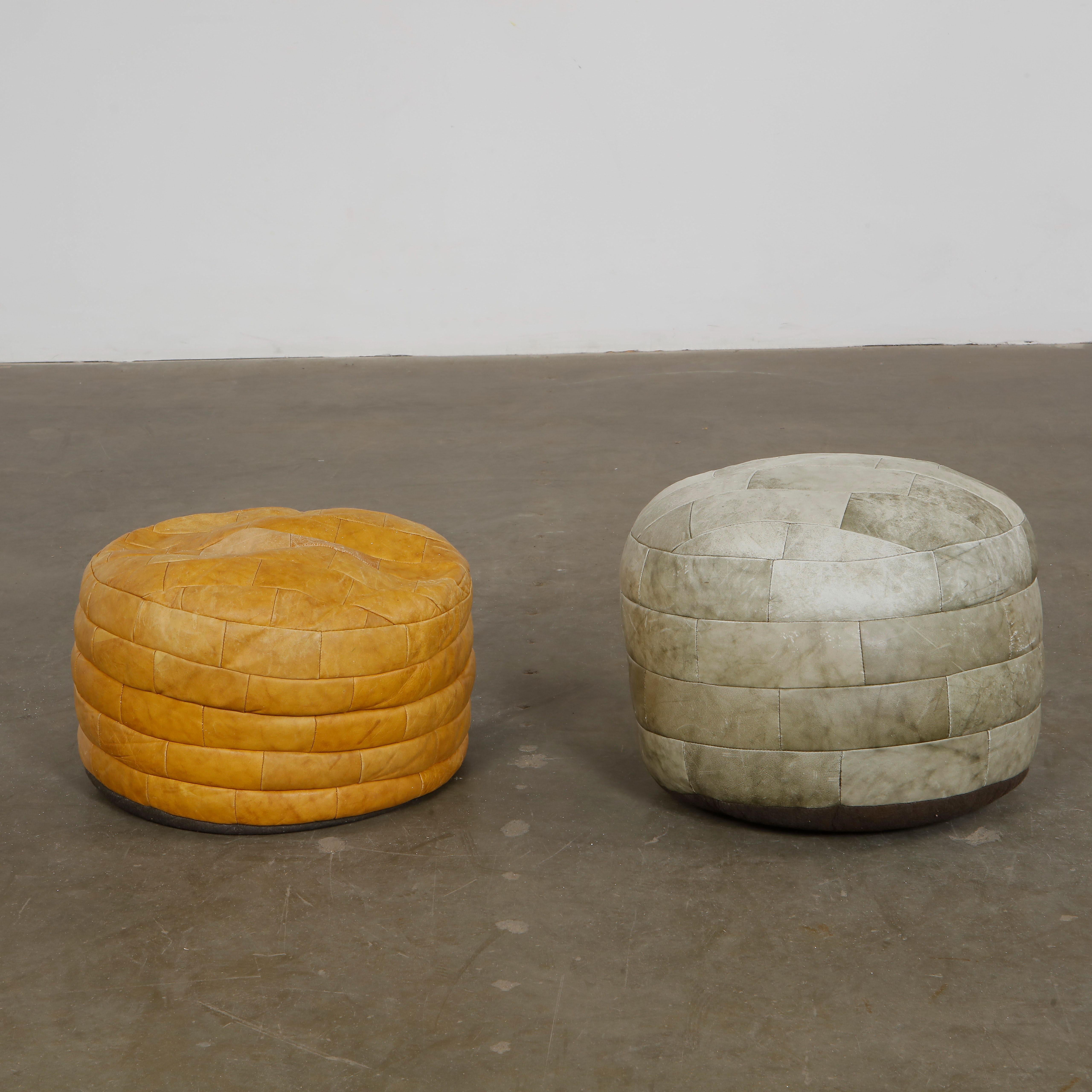 Svizzero De Sede, Coppia di pouf in pelle, anni '60 in vendita