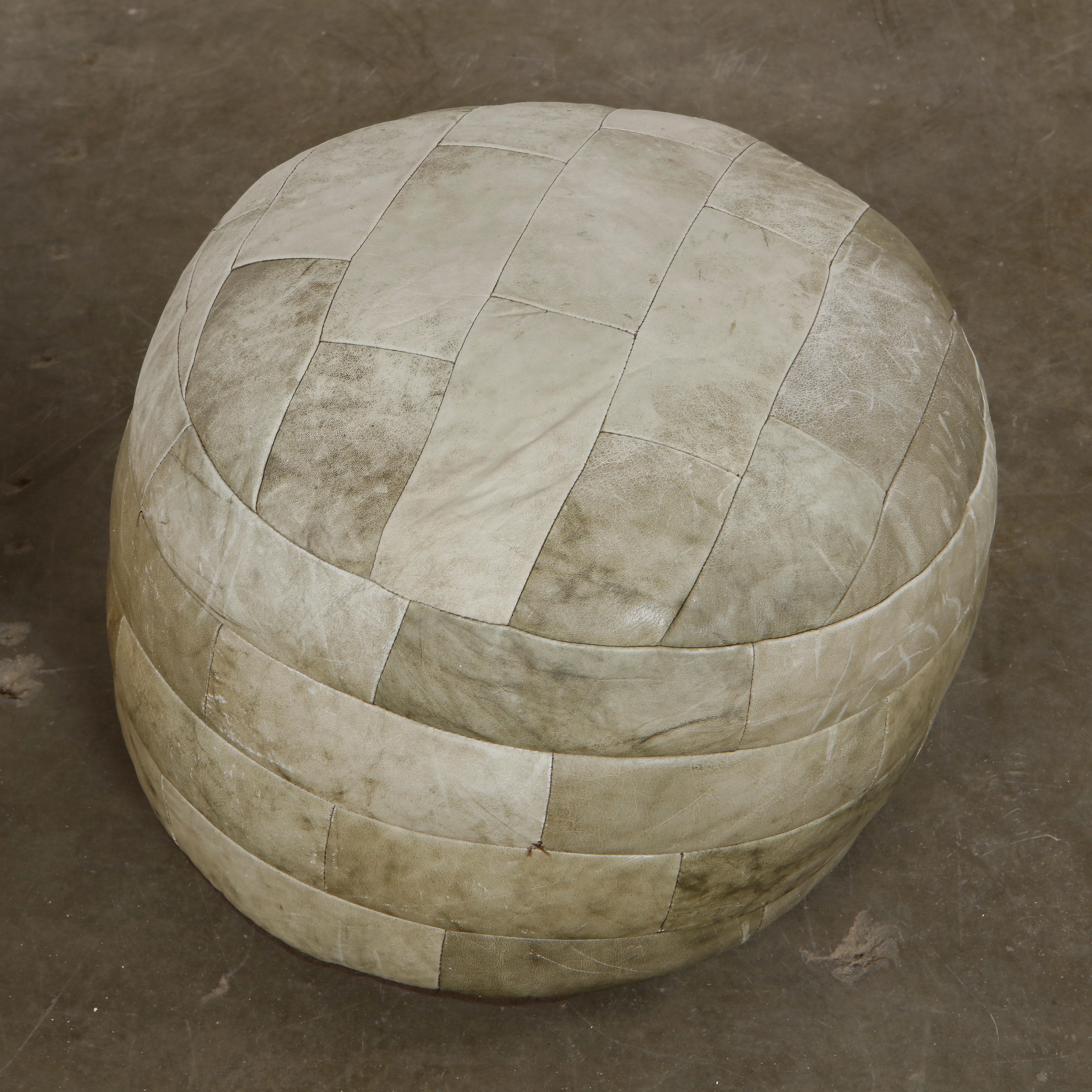 Metà XX secolo De Sede, Coppia di pouf in pelle, anni '60 in vendita