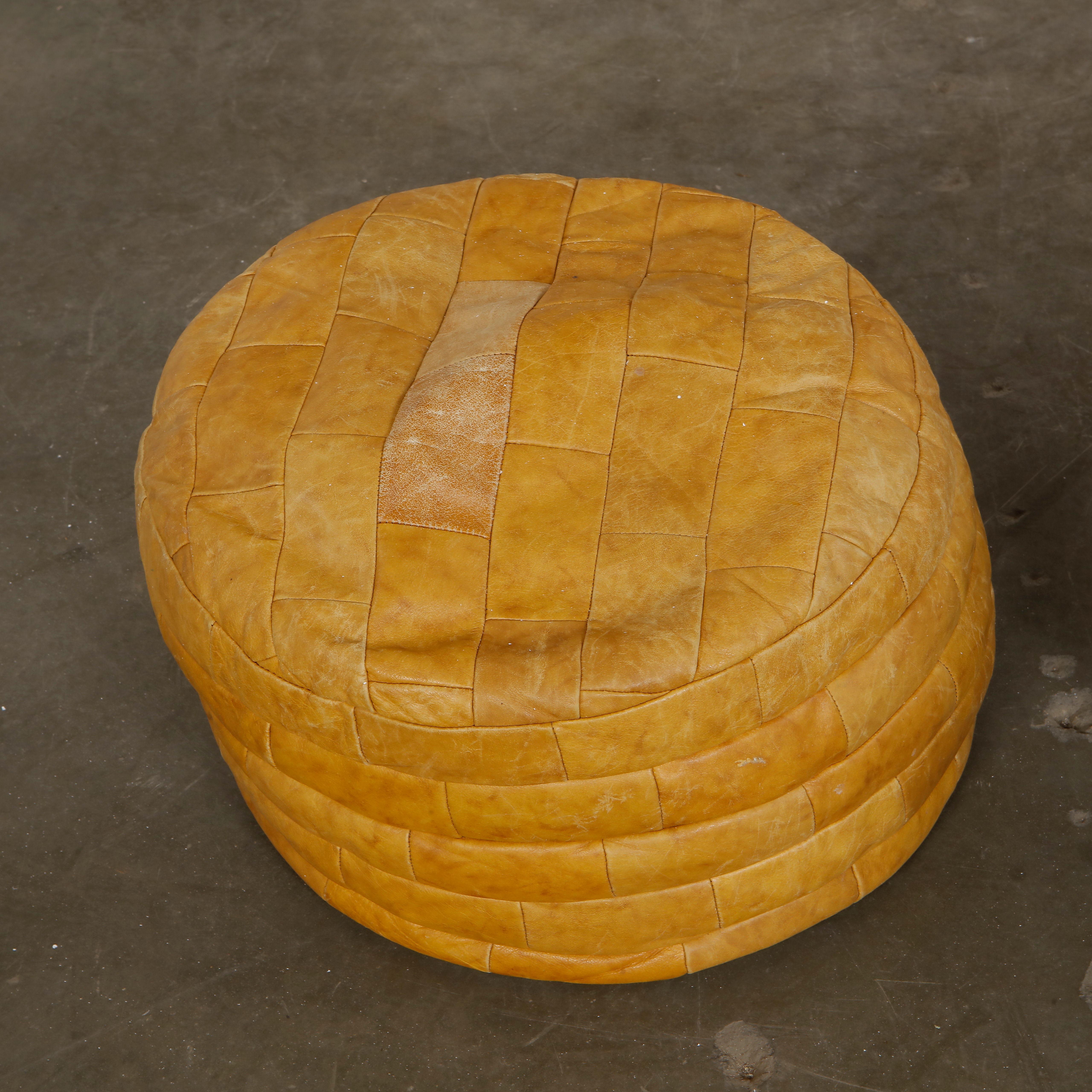 Pelle De Sede, Coppia di pouf in pelle, anni '60 in vendita