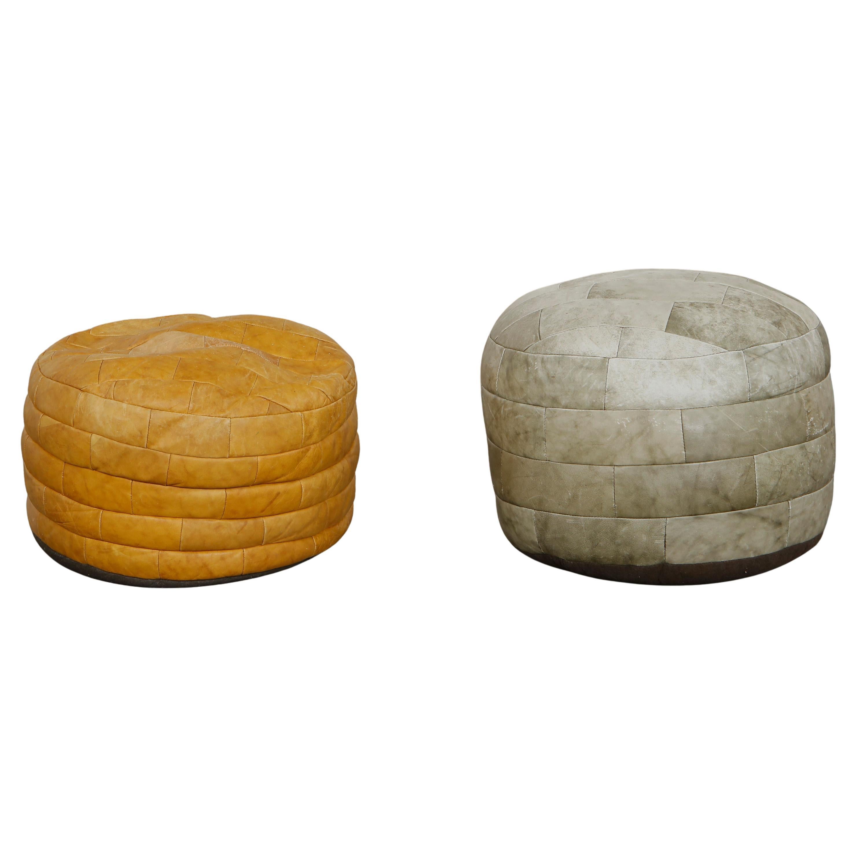 De Sede, Coppia di pouf in pelle, anni '60 in vendita
