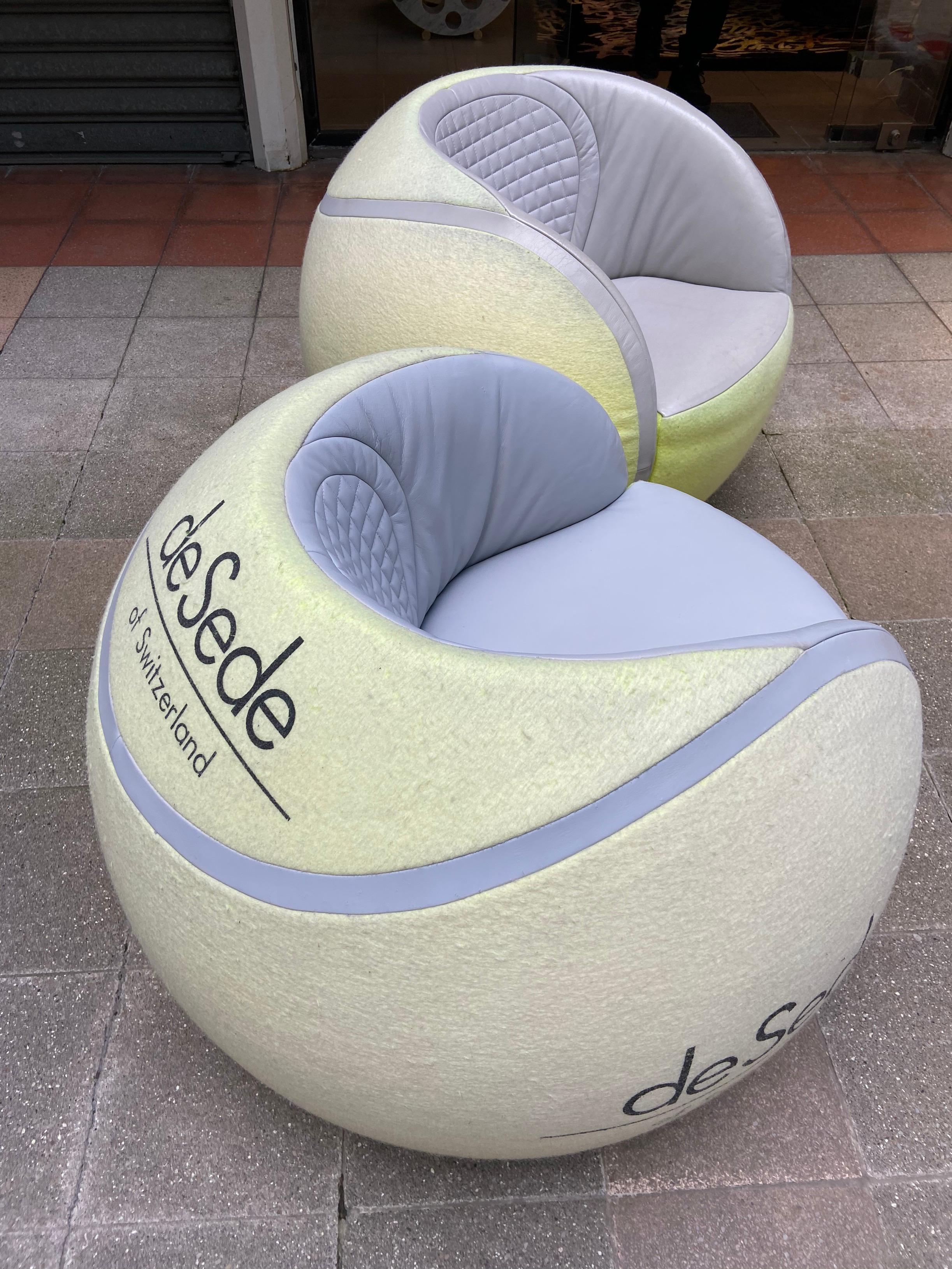 De Sede - Pair of tennis ball swivel armchairs - 1985 

For the WTA Zurich Open

Yellow felt and gray leather

Foot with rotating disc

D 88 x H 73 cm 

H seat: 47cm

Good condition.

 