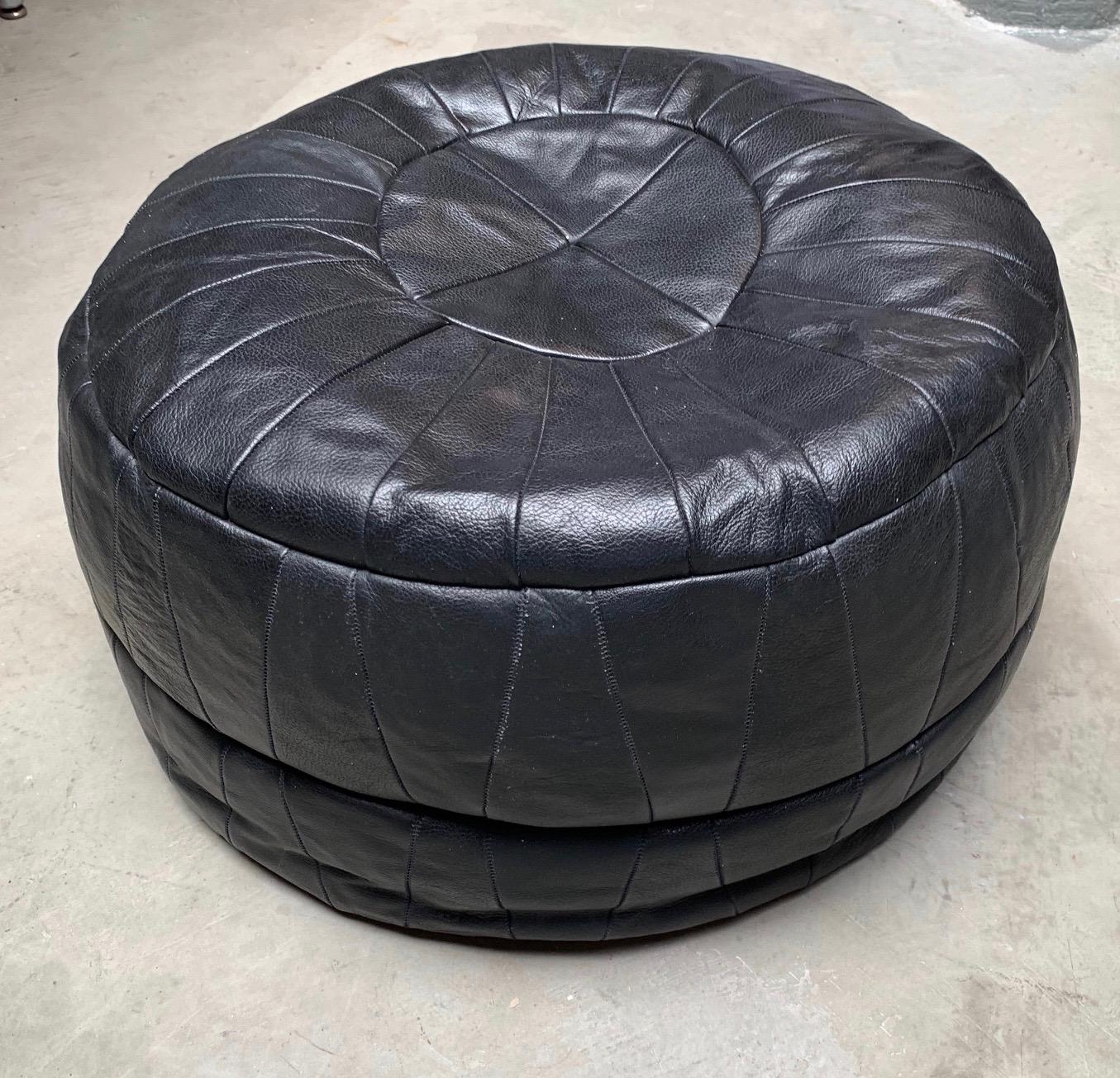 Gorgeous patchwork black leather ottoman by De Sede. Great coloring and patina to leather. Very good condition.

 