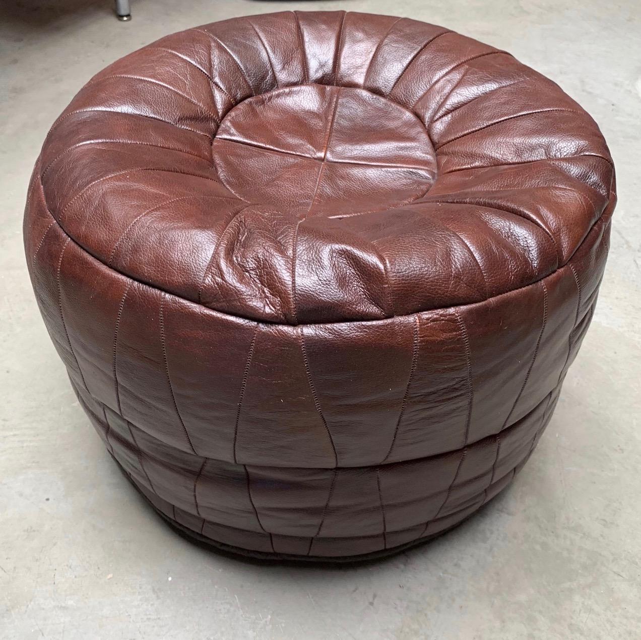 Gorgeous patchwork brown leather ottoman by De Sede. Great coloring and patina to leather. Very good condition. Great accent piece. Only one still available.

 