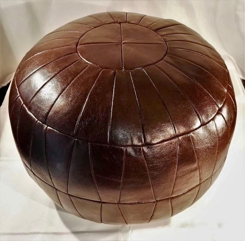 Gorgeous patchwork brown leather ottoman by De Sede. Great coloring and patina to leather. Very good condition. Great accent piece.

  
 