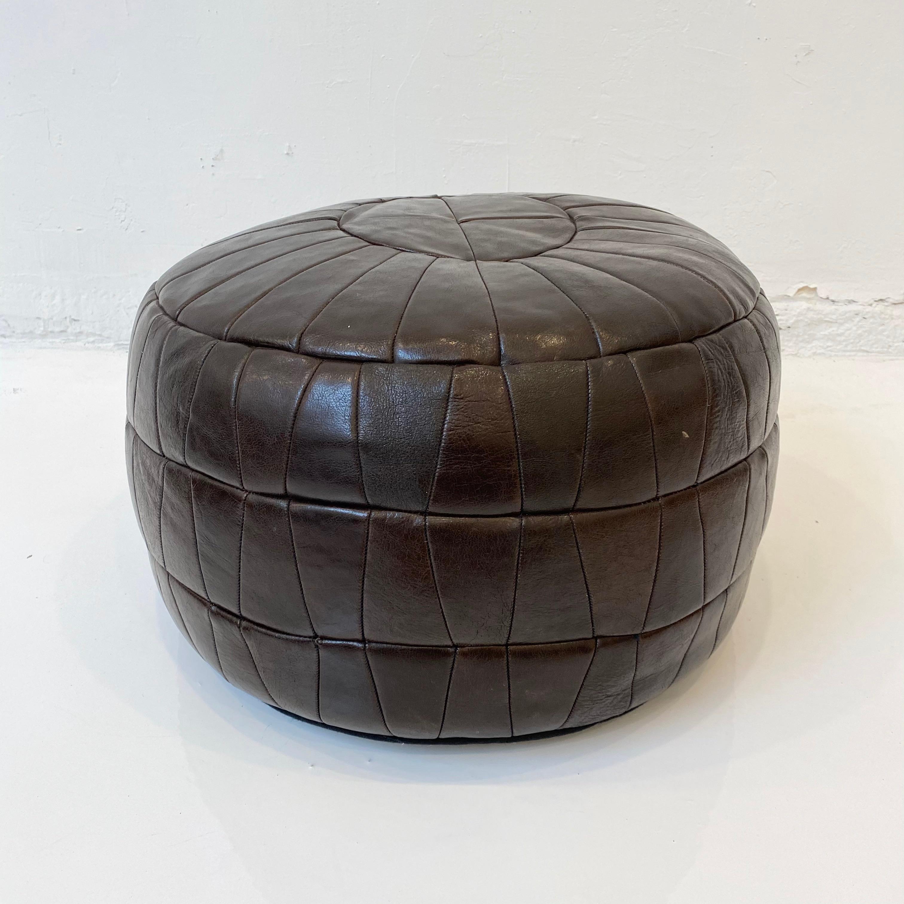 Gorgeous dark brown leather pouf by De Sede with triangular patchwork. Great coloring and patina to leather. Very good condition. Great accent piece.

  