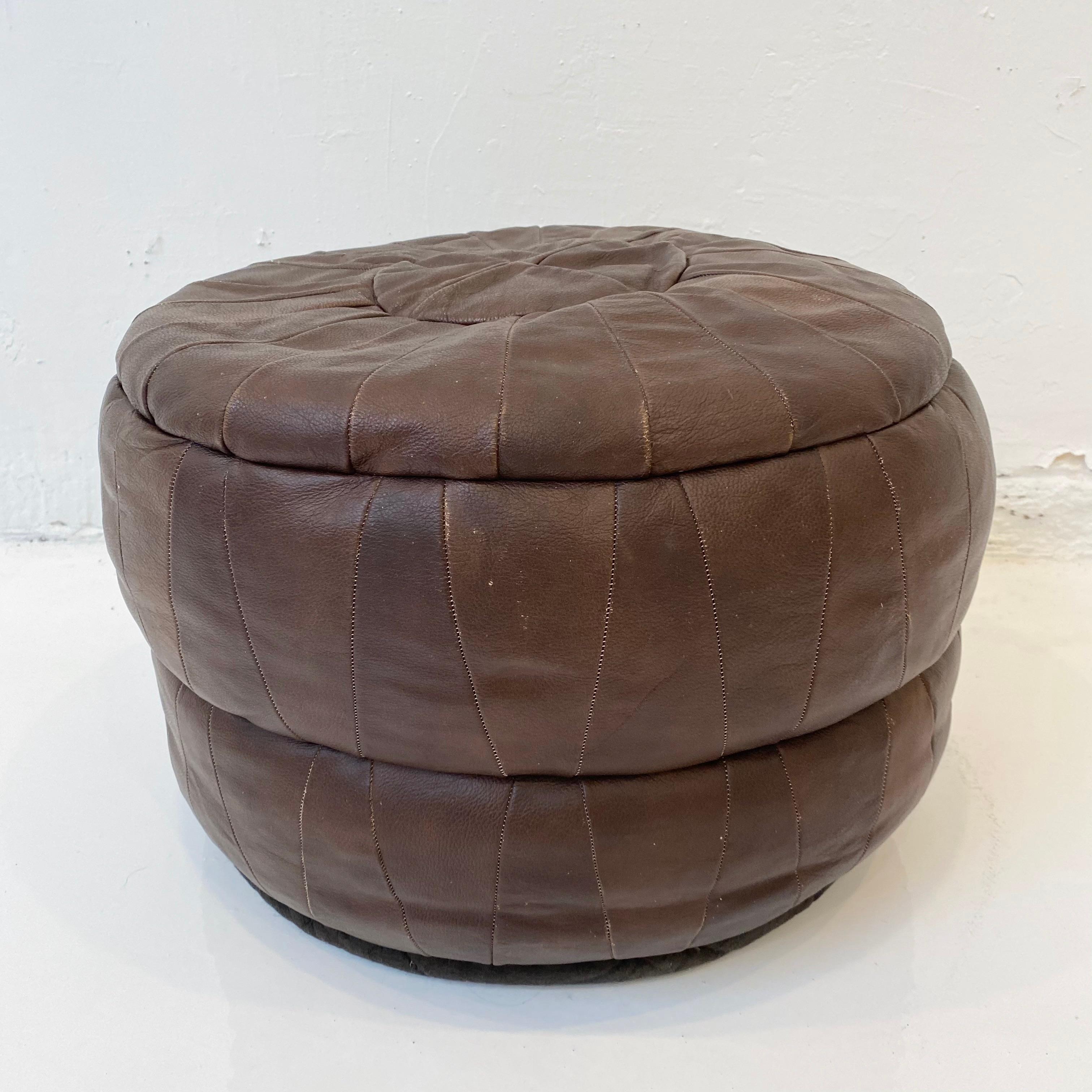 Gorgeous brown leather pouf by De Sede with triangular patchwork. Great coloring and patina to leather. Very good condition. Great accent piece.

 