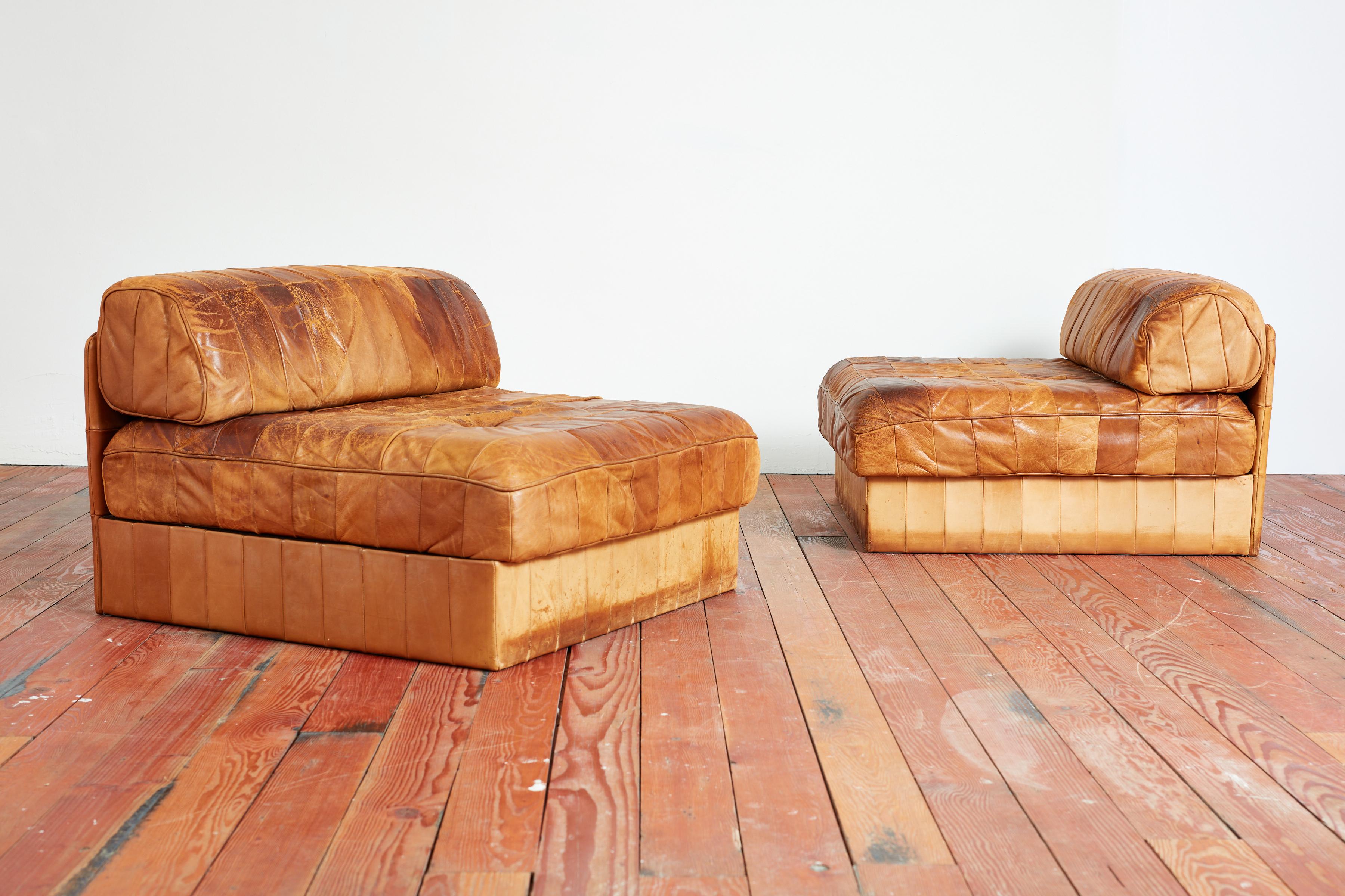 Modulare Patchwork-Stühle aus Leder von De Sede
Schweiz, 1970er Jahre 
Schöne Patina auf Patchwork Karamell Leder. 
Passende Sofa / Chaise separat erhältlich - die eine Sektional erstellen könnte. 

