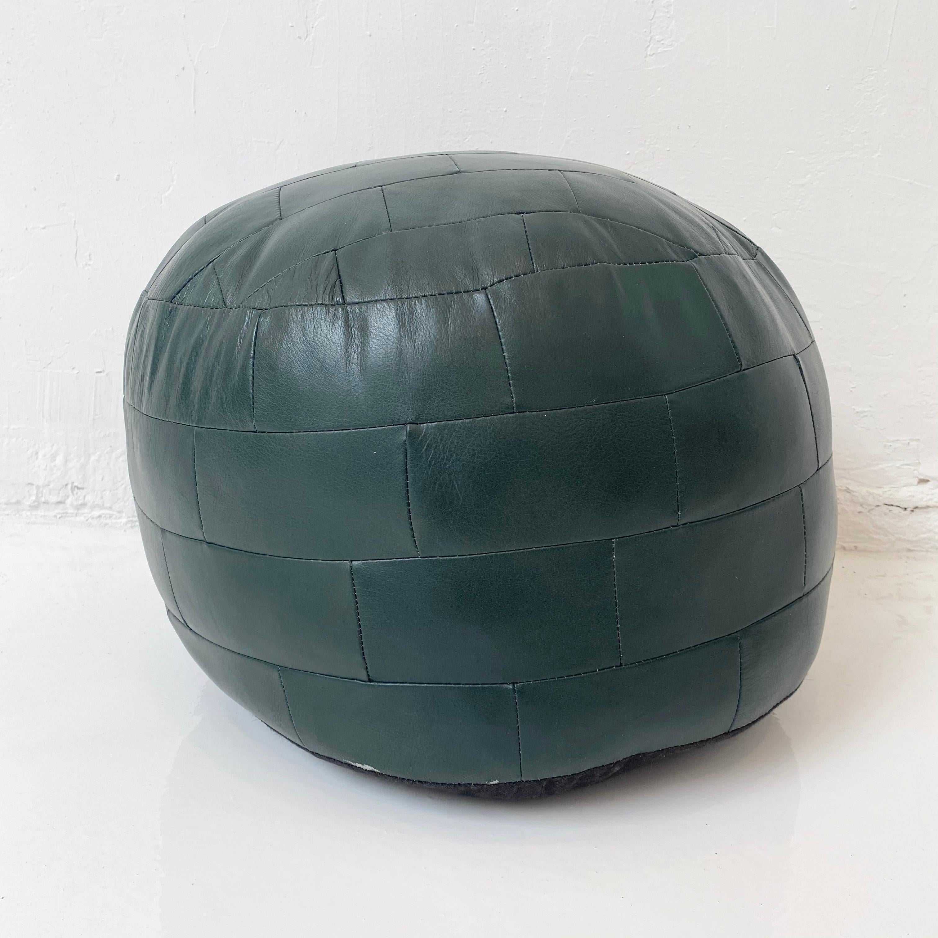 Gorgeous forest green leather pouf by Swiss designer De Sede with rectangular patchwork. Perfect accent piece. Good vintage condition. 

 