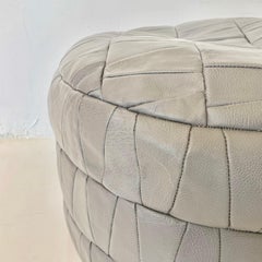 De Sede Patchwork-Hocker aus grauem Leder