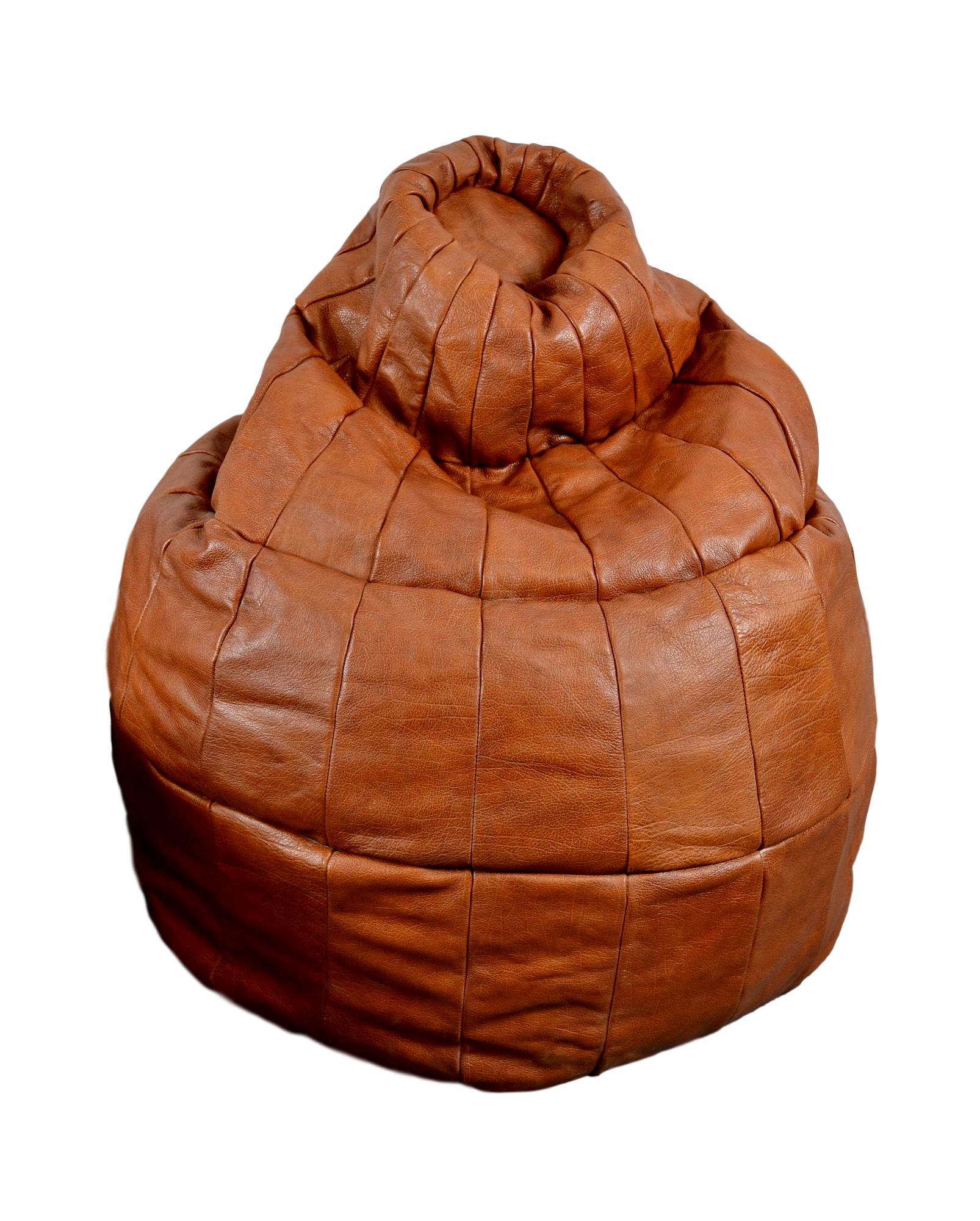 Gorgeous patchwork bean bag by De Sede in brown leather. Great coloring and patina to leather. Very good condition. Fun accent piece. 

20 additional leather De Sede poufs and a bean bag available in our other listings.


 