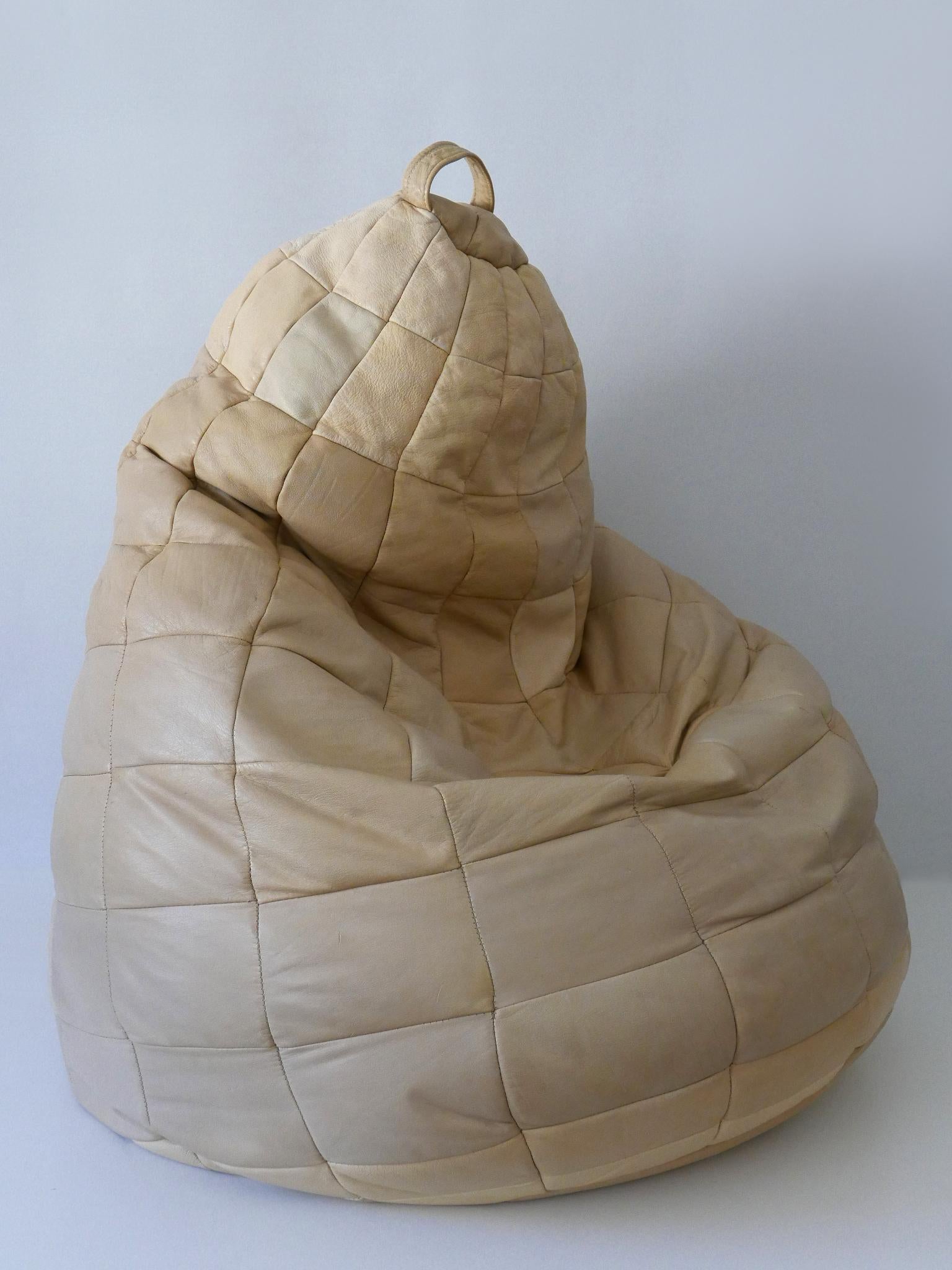 Wunderschöner Mid-Century Modern Leder Patchwork Sitzsack. Ein wirklich tolles dekoratives und entspannendes Sitzobjekt für Ihren Abgang. Entworfen und hergestellt von De Sede, Schweiz, 1970er Jahre.

Der Sitzsack ist aus Patchwork-Leder, gefüllt