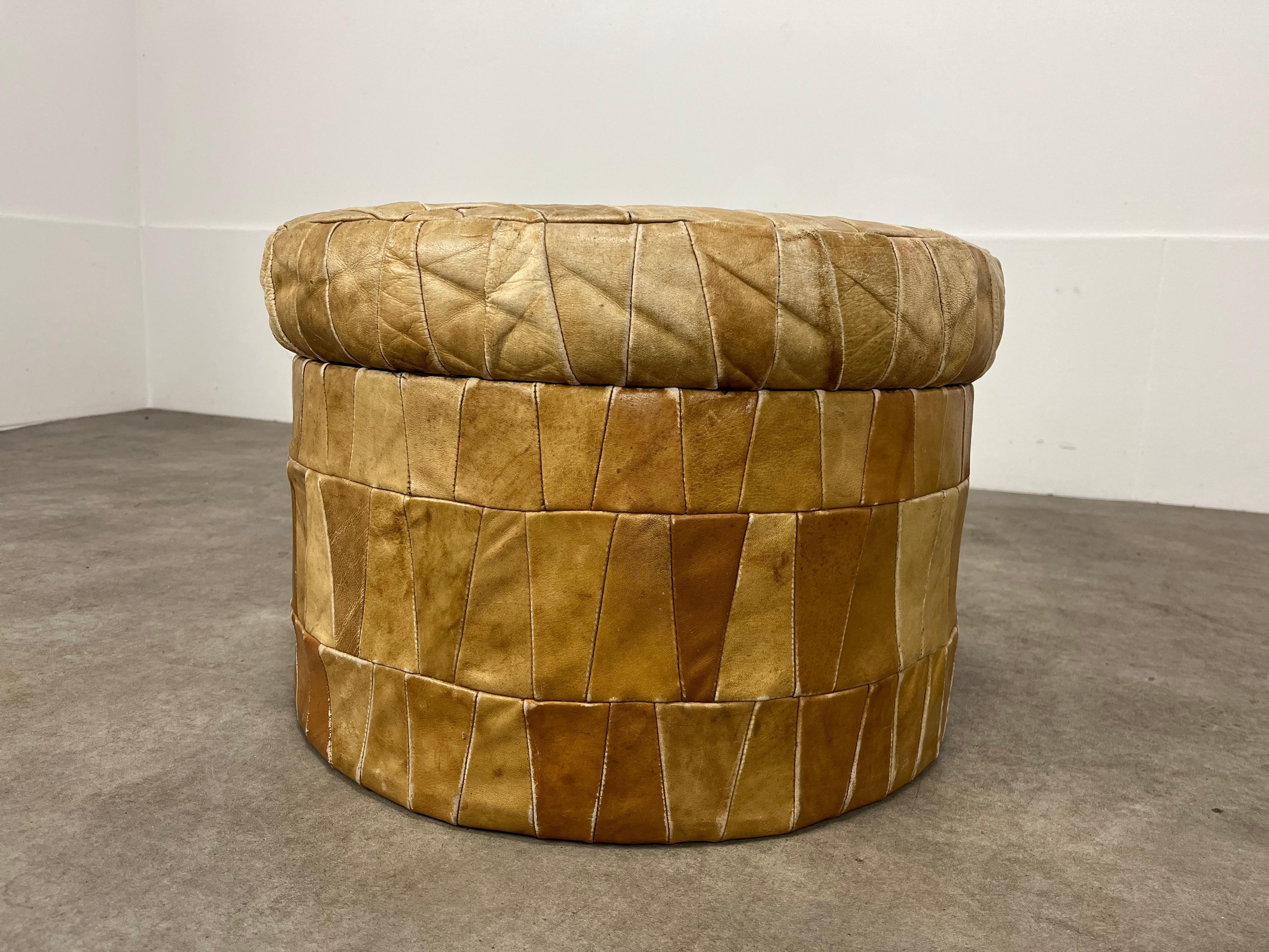 Pouf / pouf in pelle patchwork de Sede, anni '70, con contenitore In condizioni discrete in vendita a BELFORT, FR