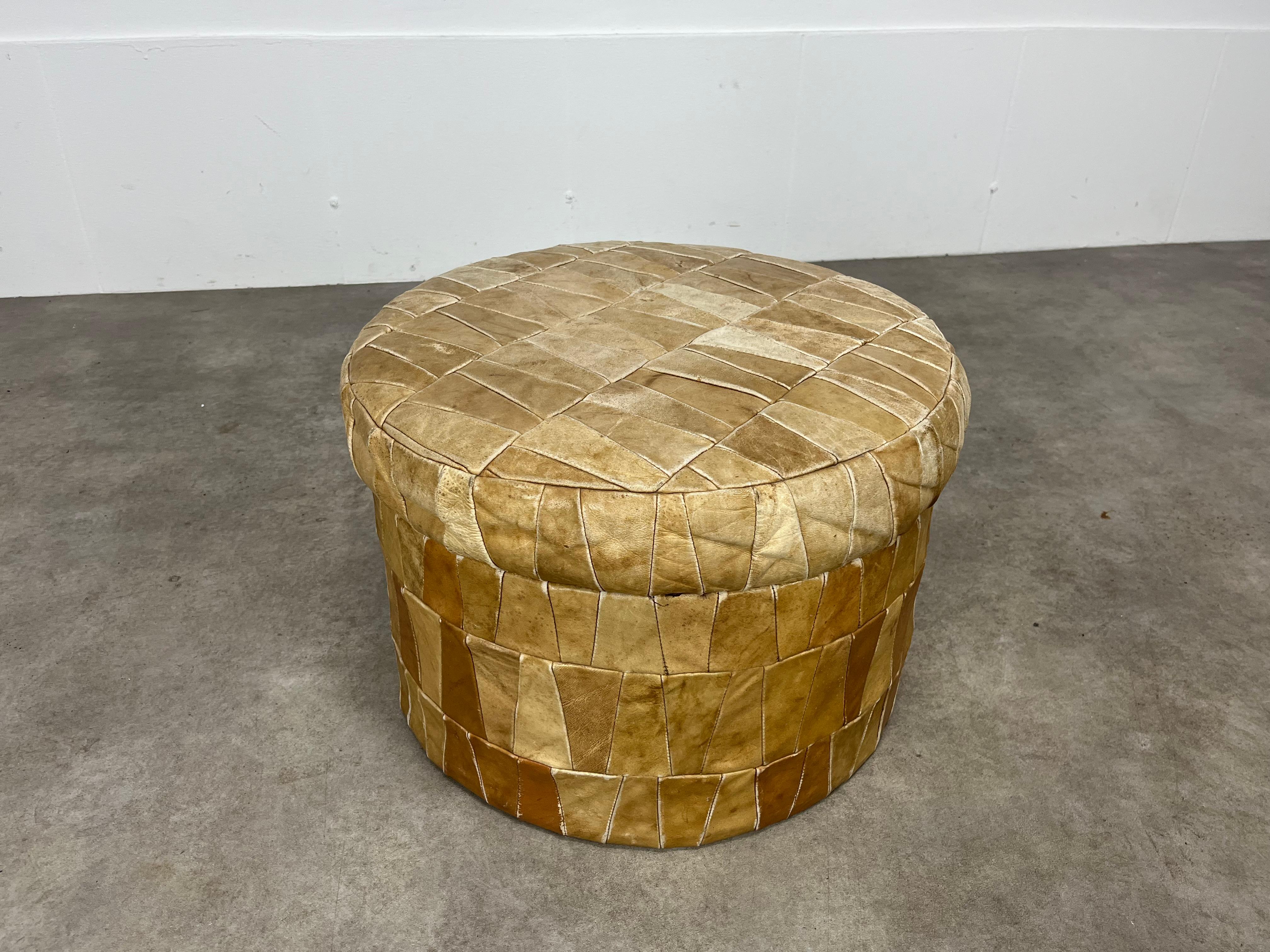 Pelle Pouf / pouf in pelle patchwork de Sede, anni '70, con contenitore in vendita