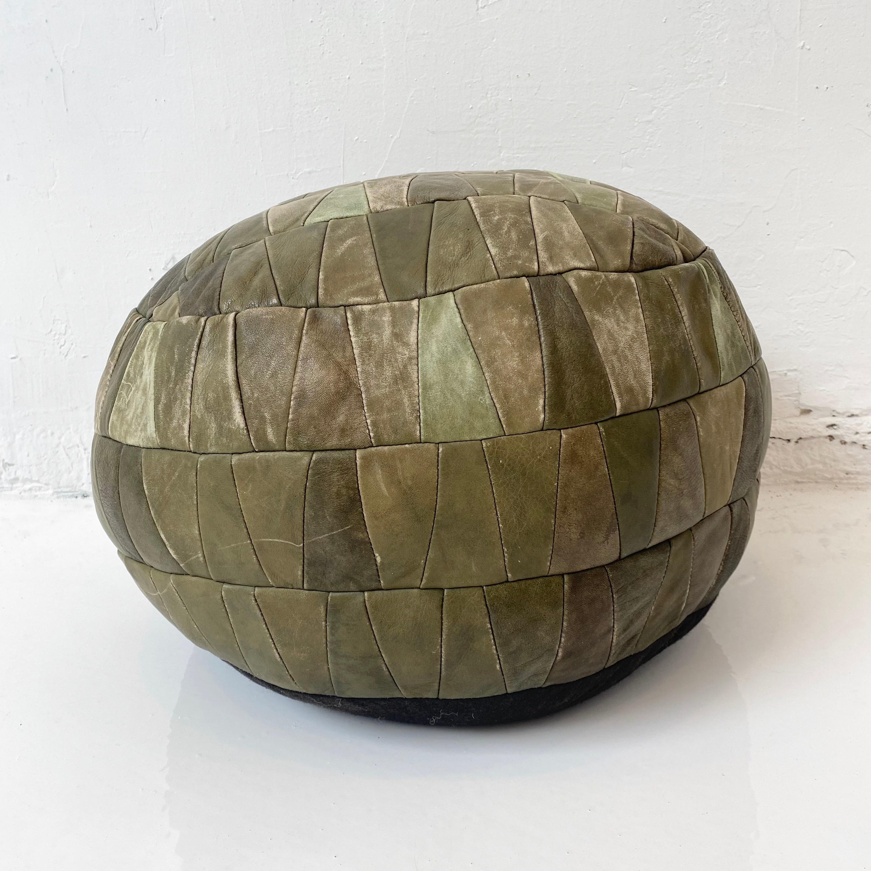 Gorgeous green leather pouf by Swiss designer De Sede with triangular patchwork. Perfect accent piece. Good vintage condition. 

  