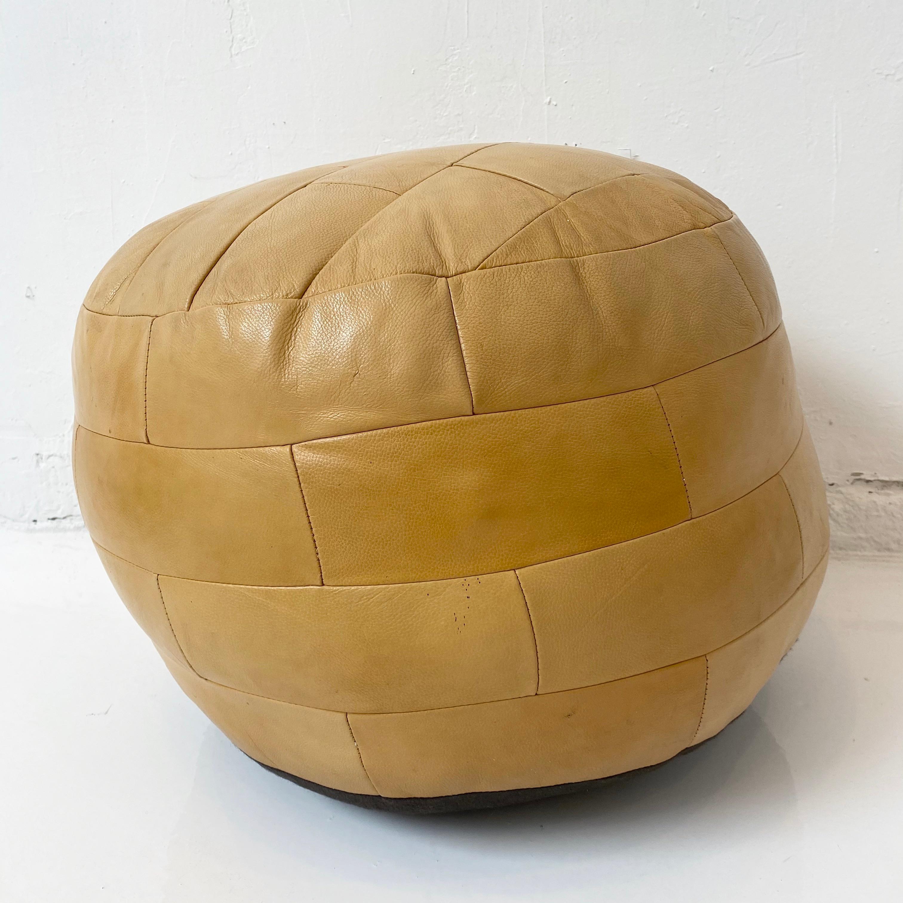 Gorgeous light yellow leather pouf by Swiss designer De Sede with rectangular patchwork. Perfect accent piece. Good vintage condition. 


 