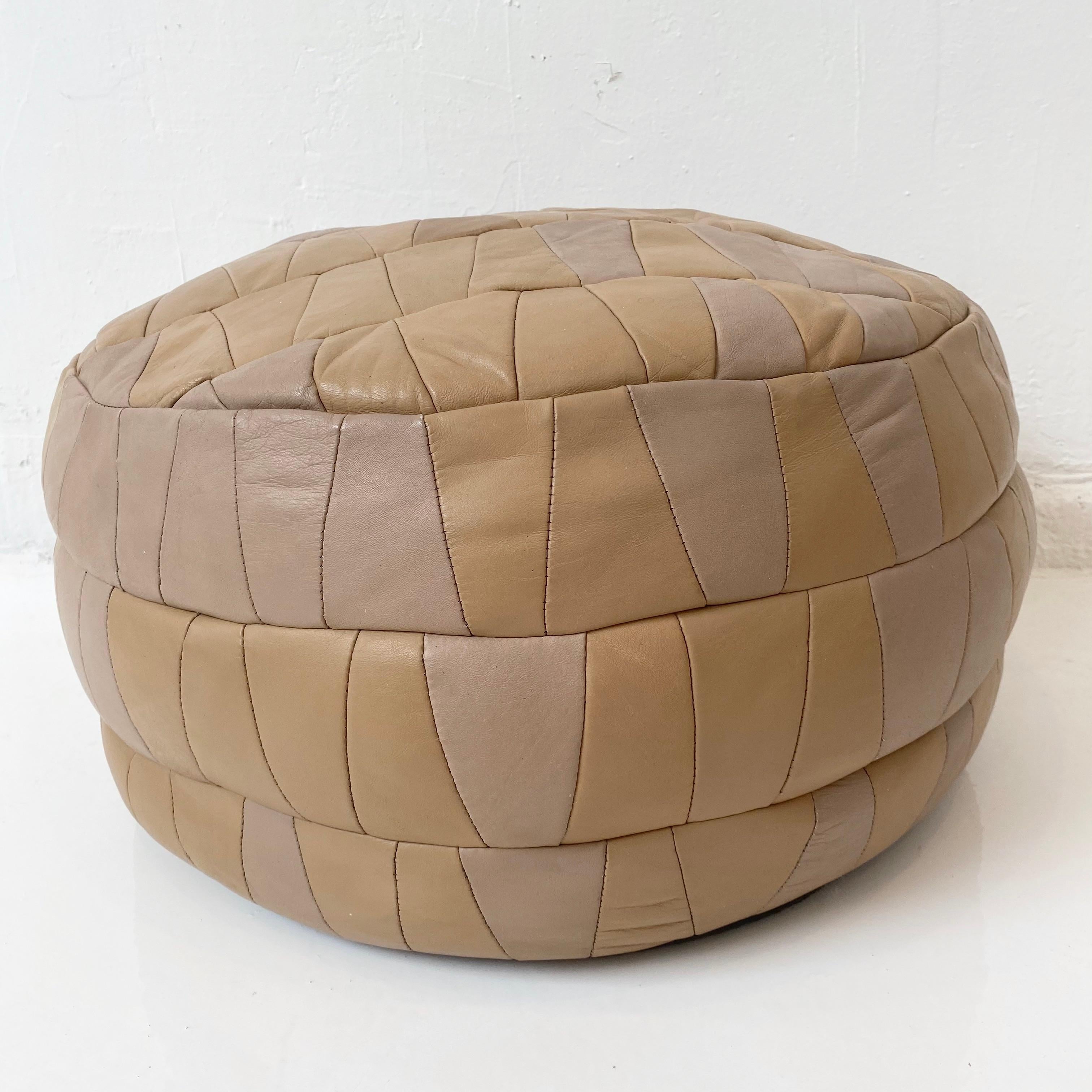 Unique peach colored leather pouf by Swiss designer De Sede with triangular patchwork. Perfect accent piece. Good vintage condition. 


