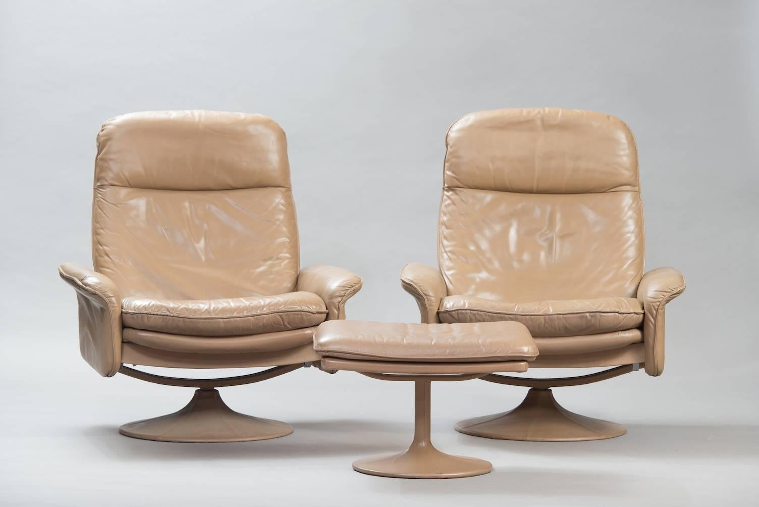 Set of two De sede reclining leather armchairs, with one ottoman, model DS-50.
Measures: Chair: H 95 cm (back), W 85 cm, D 80 cm
Ottoman: H 38 cm, L 62 cm, W 45 cm.