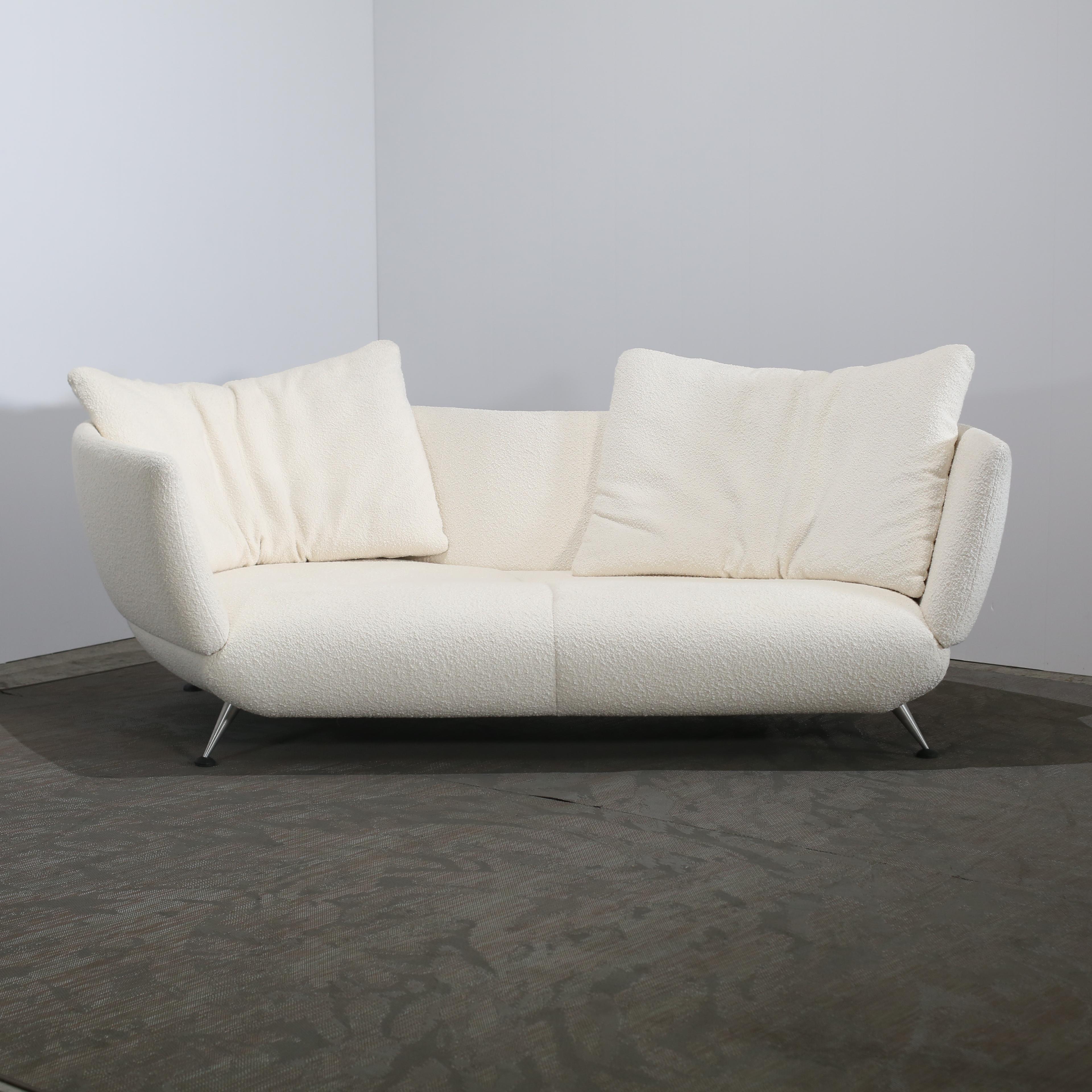 Introducing the DS-102 Shell Sofa by De Sede - a work of art of design and craftsmanship. Expertly reupholstered, this iconic piece embodies the Swiss brand’s commitment to luxury and precision. Its sculptural shell silhouette, paired with plush