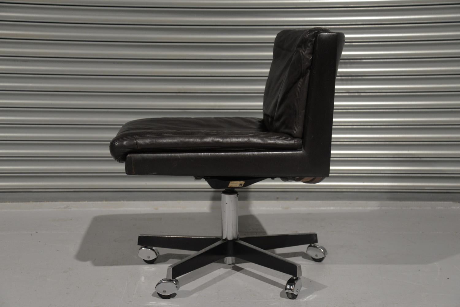 Mid-Century Modern De Sede RH 201 Executive Swivel Desk Chair on Castors by Robert Haussmann, 1957 For Sale