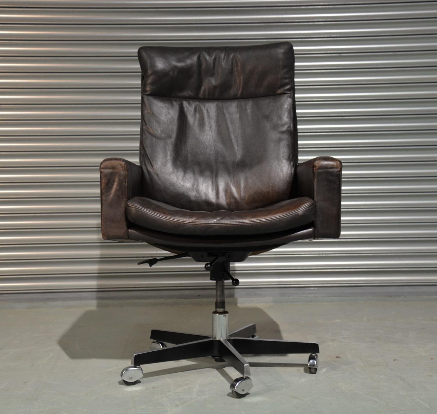 Discounted airfreight for our US and International customers ( from 2 weeks door to door) 

We are delighted to bring to you a highly desirable vintage Robert Haussmann swivel highback armchair for de Sede. Rarely available and built in the late