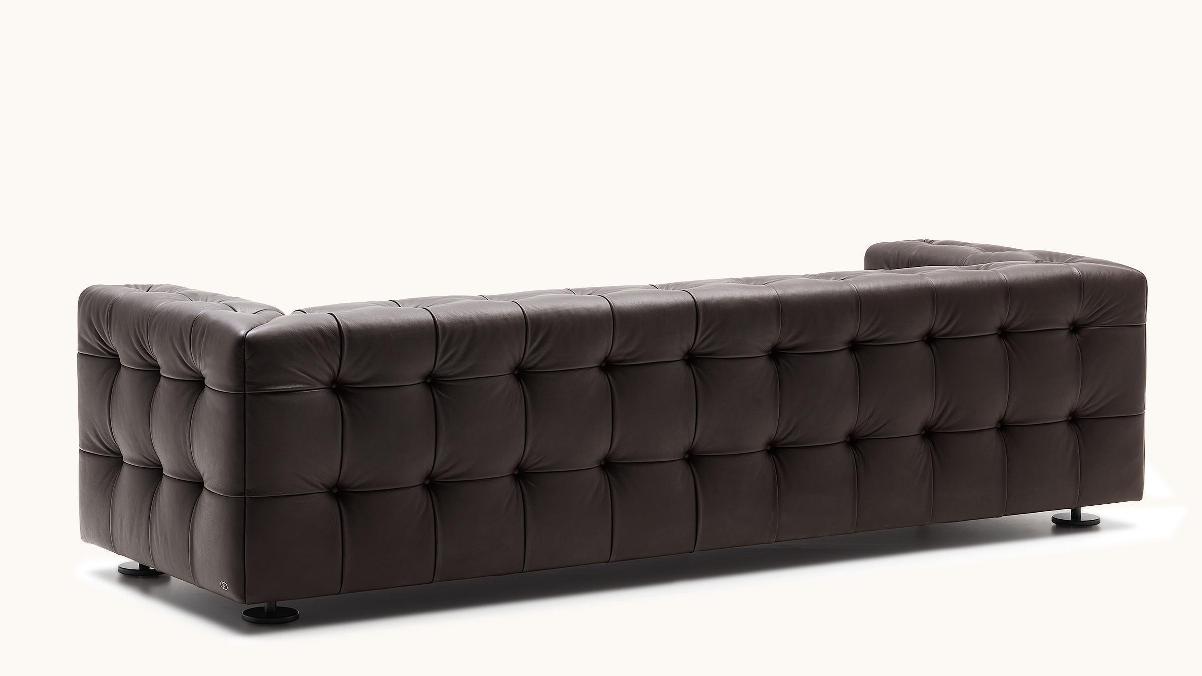 RH-306 is a striking appearance that impresses with craftsman like precision and refined details. The body stands on filigree feet, while the square leather panels harmonize elegantly with the rounded edges of the cubic base body. The sofa, in the