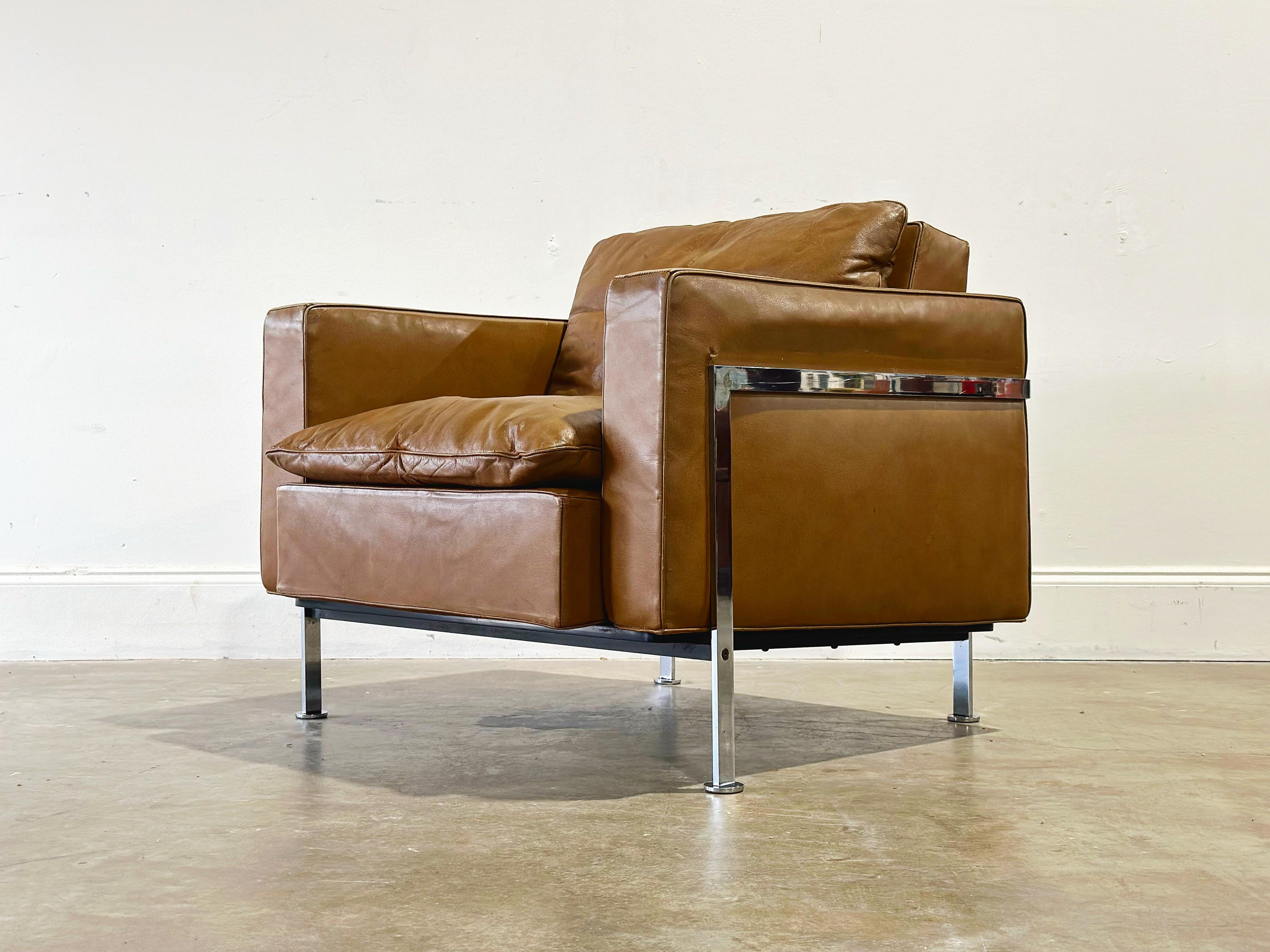 Exquise chaise de salon modèle RH302 conçue par Robert Haussmann. Construit par De Sede en Suisse et importé aux États-Unis par Stendig vers 1960. Ce modèle ne fait pas souvent surface aux États-Unis. Cadre en acier chromé et coussins en cuir
