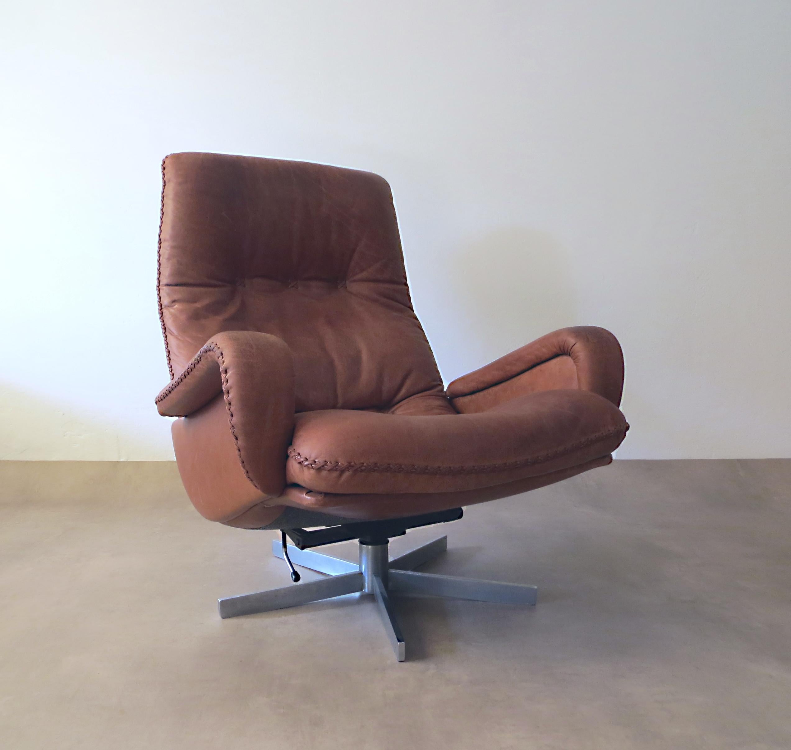 Mid-Century Modern leather lounge / club chair from the renowned, leather manufacturer De Sede ( Switzerland ) comes in light chocolate brown and is of highest quality and comfort.
The timeless S231 swivel chair is from 1960s and was featured in a