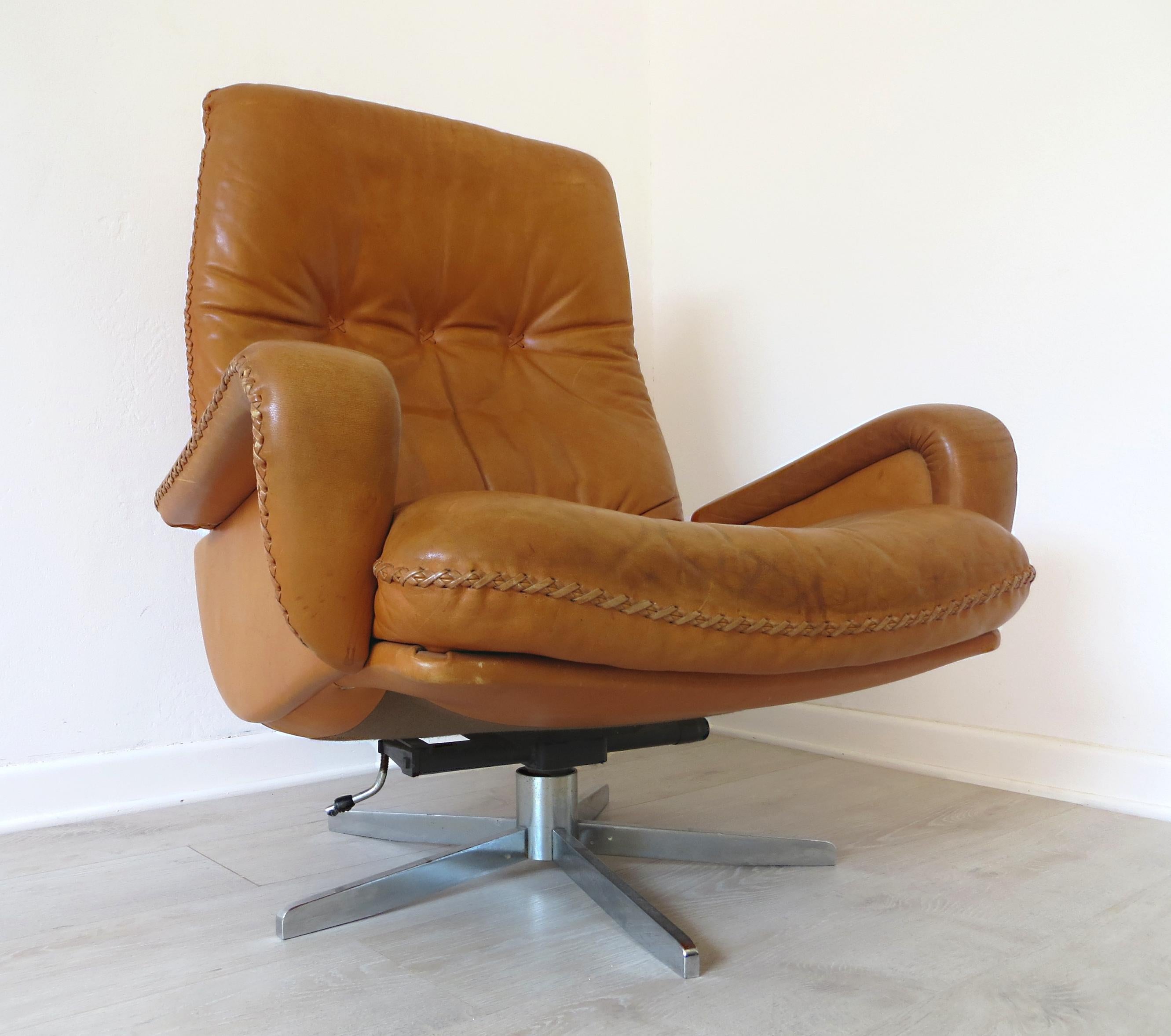 Mid-Century Modern leather lounge / club chair from the renowned, leather manufacturer De Sede ( Switzerland ) comes in cognac
and is of highest quality and comfort.
The timeless S231 swivel chair is from 1960s and was featured in a James Bond