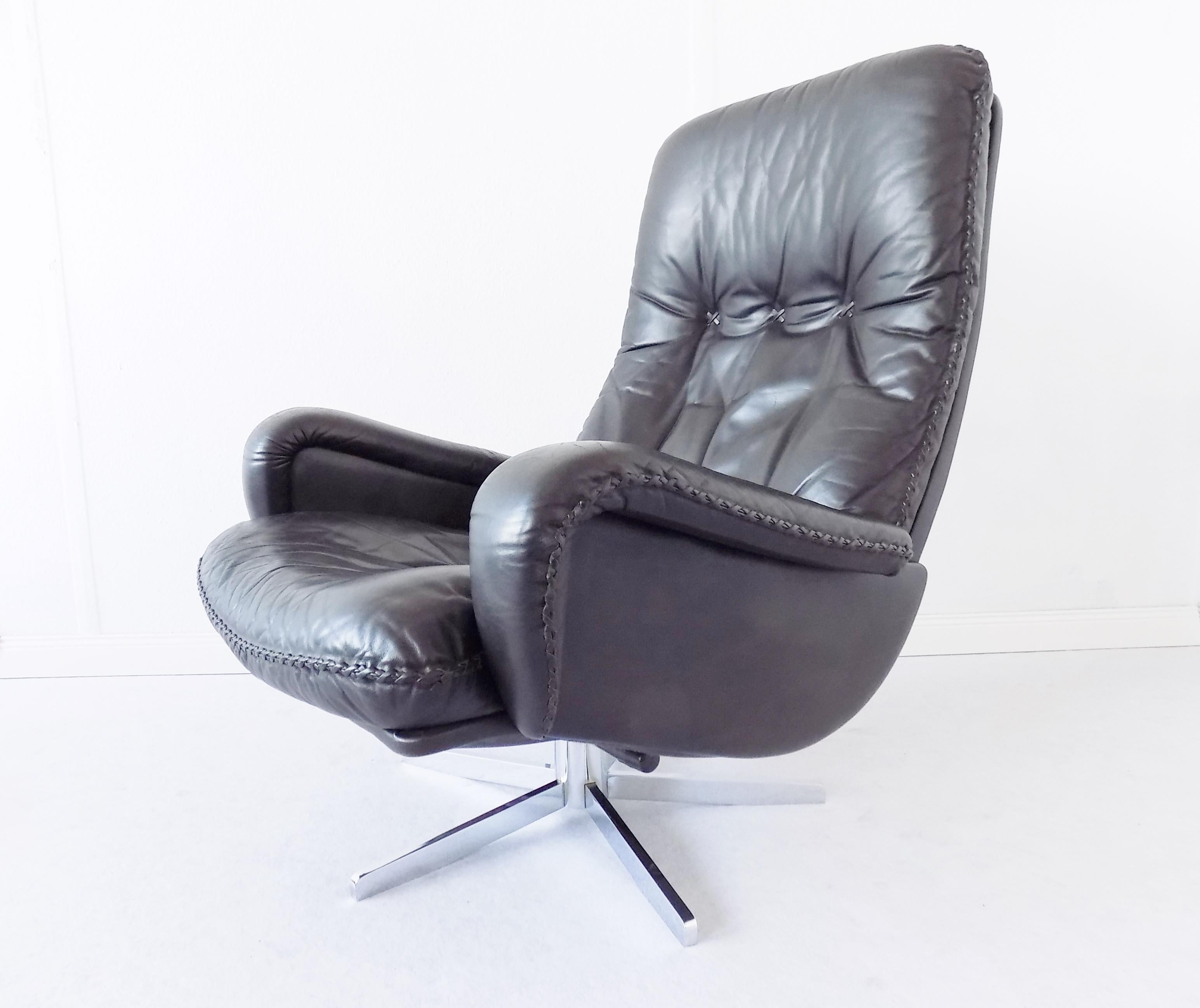 The De Sede S231 is one of the most sought after Classic Chairs since it was shown in the James Bond movie in 1969. A timeless design icon made by the Swiss manufacturer De Sede which are well know for their products made in traditional craftmanship