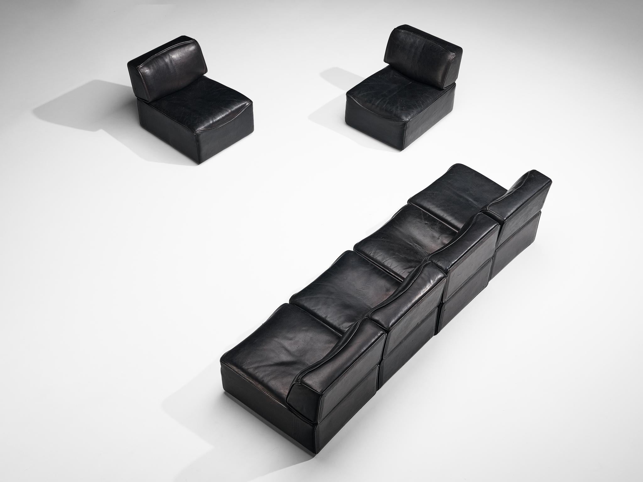 De Sede, canapé sectionnel modèle 'DS-15', cuir, Suisse, années 1970.

Ce canapé sectionnel de grande qualité conçu par Design/One dans les années 1970 contient à la fois un élément d'angle et six éléments réguliers, ce qui permet d'agencer ce