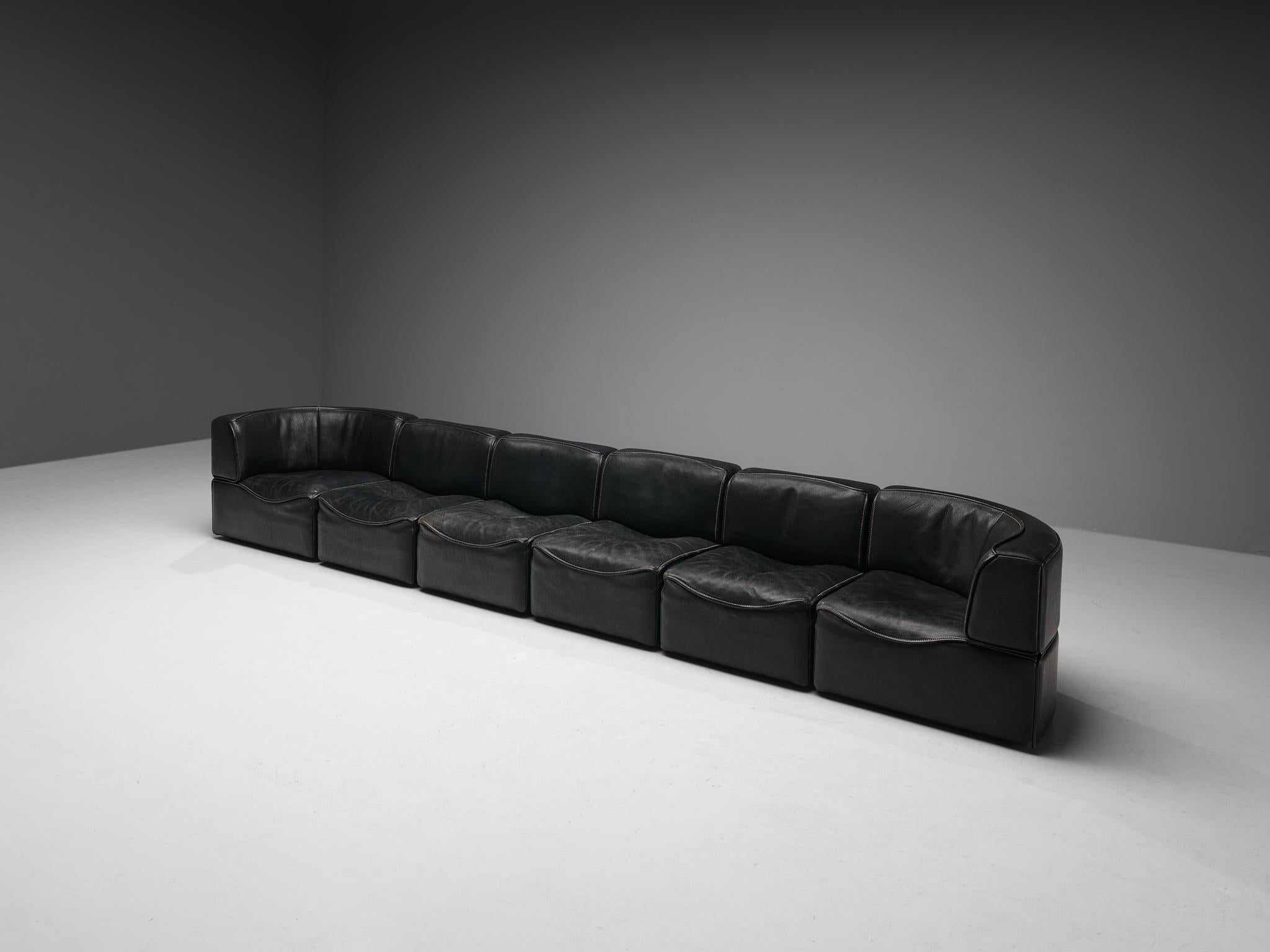 De Sede, sectional sofa model 'DS-15', patinated leather, Switzerland, 1970s.

This high quality sectional sofa designed by De Sede in the 1970s and contains four regular elements and two corner elements, which makes it possible to arrange this