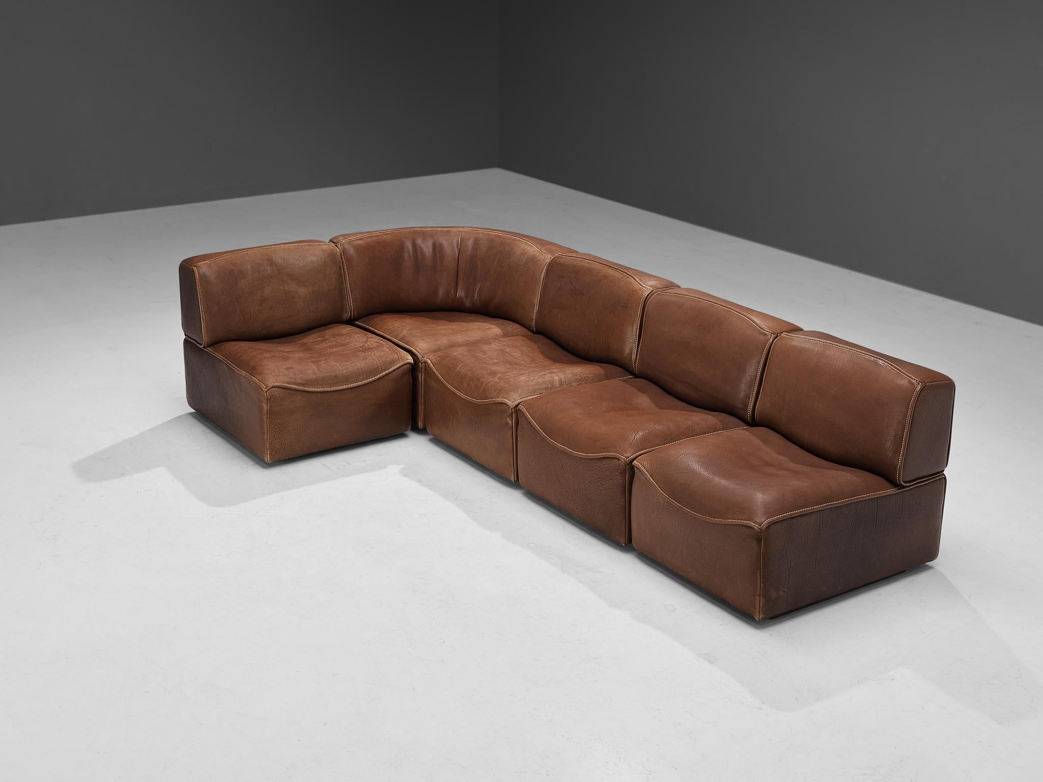 De Sede, sectional sofa model 'DS-15', patinated leather, Switzerland, 1970s.

This high quality sectional sofa designed by De Sede in the 1970s and contains four regular elements and one corner element, which makes it possible to arrange this sofa
