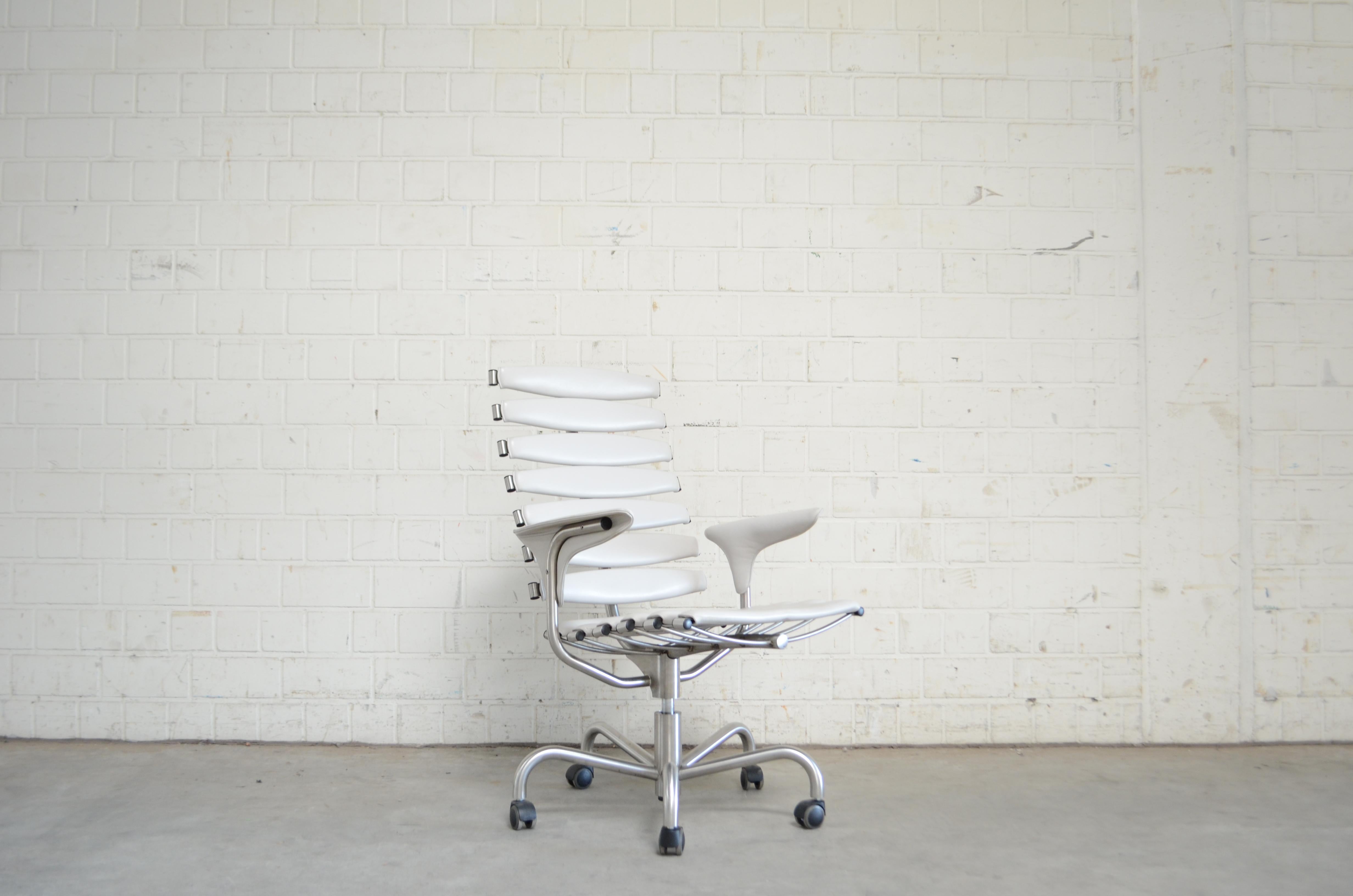 This De Sede office chair has as his name a skeleton structure.
DS Select grey leather.
The feet is in stainless steel.
This is the first version with the old foot.
It was repaired and weld under the seat.