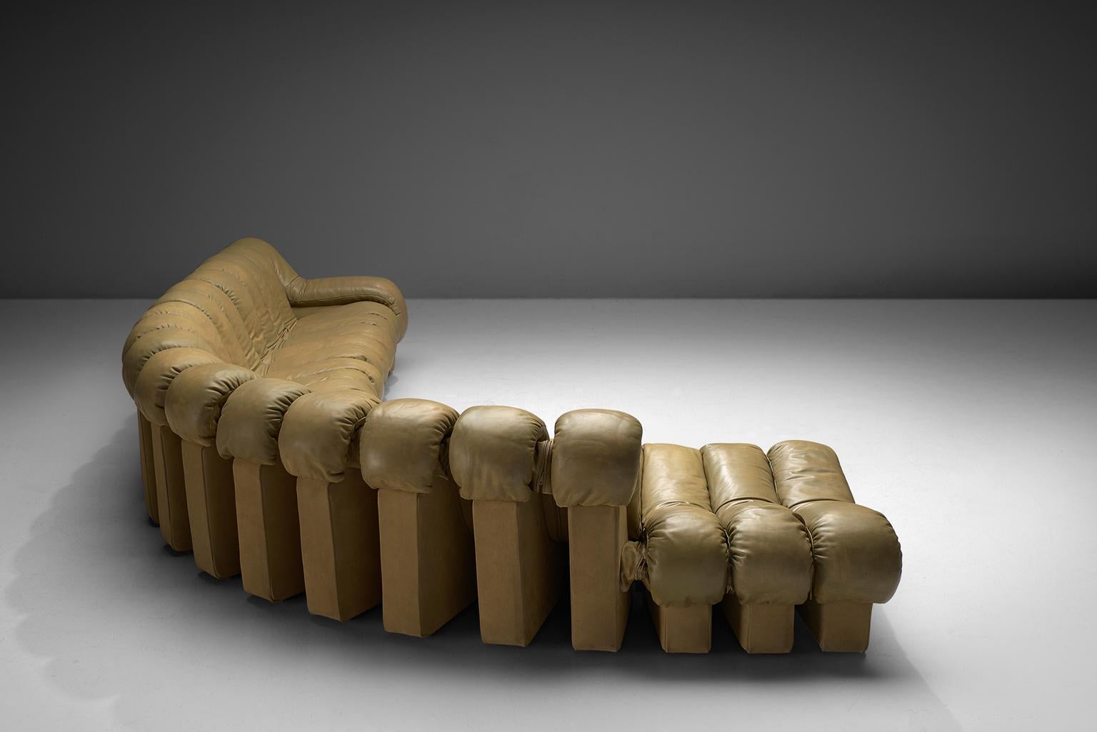 De Sede ‘Snake’ DS-600, in beige colored leather and beige, Switzerland, 1972. 

De Sede 'Non Stop' sectional sofa containing 20 pieces in beige colored leather, of which 16 centre pieces, 3 ottomans and one higher armrest. Any number of pieces