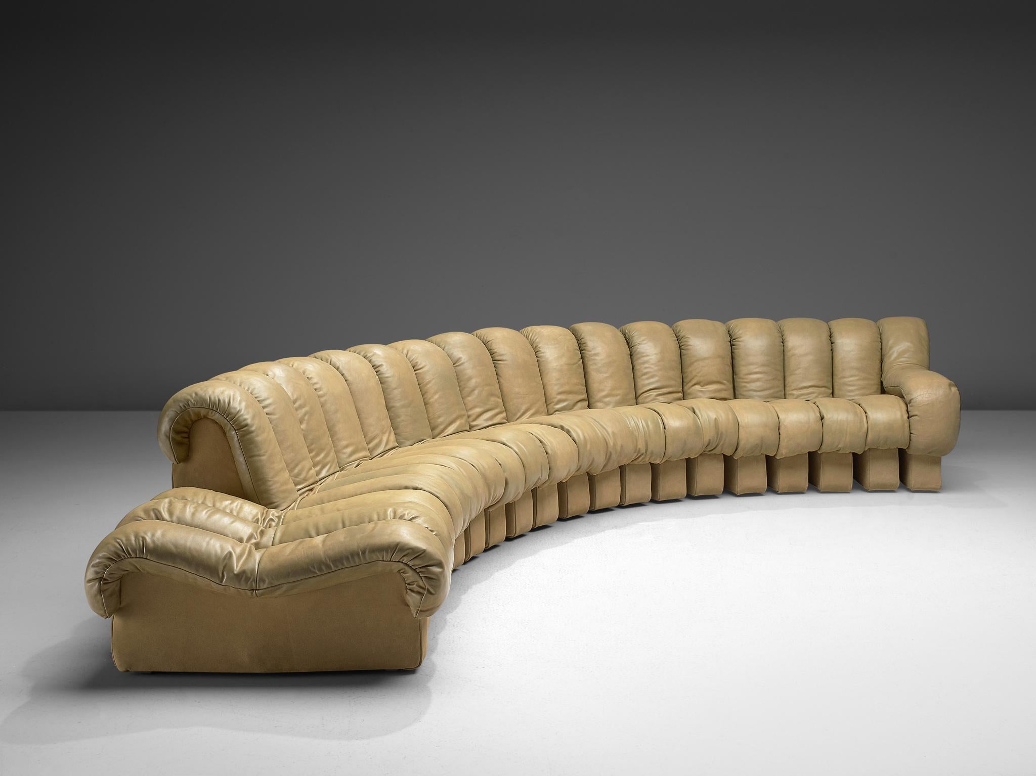 De Sede ‘Snake’ DS-600, in beige colored leather and beige, Switzerland, 1972.

De Sede 'Non Stop' sectional sofa containing 20 pieces in beige colored leather, of which 16 center pieces, 3 ottomans and one higher armrest. Any number of pieces can