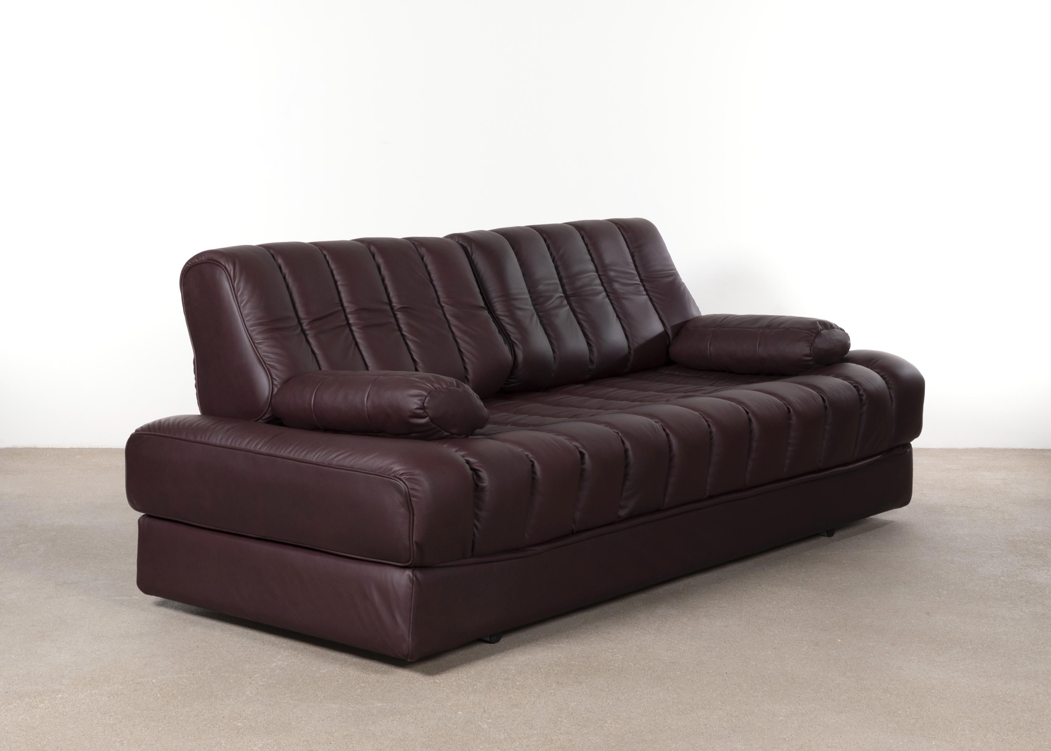Comfortable and elegant sofa, daybed and loveseat from De Sede Switzerland 1975 DS 85. The sofa can easily turned into a double bed. The sofa is newly upholstered with very soft analine leather in the colour aubergine / brown. All in very good /