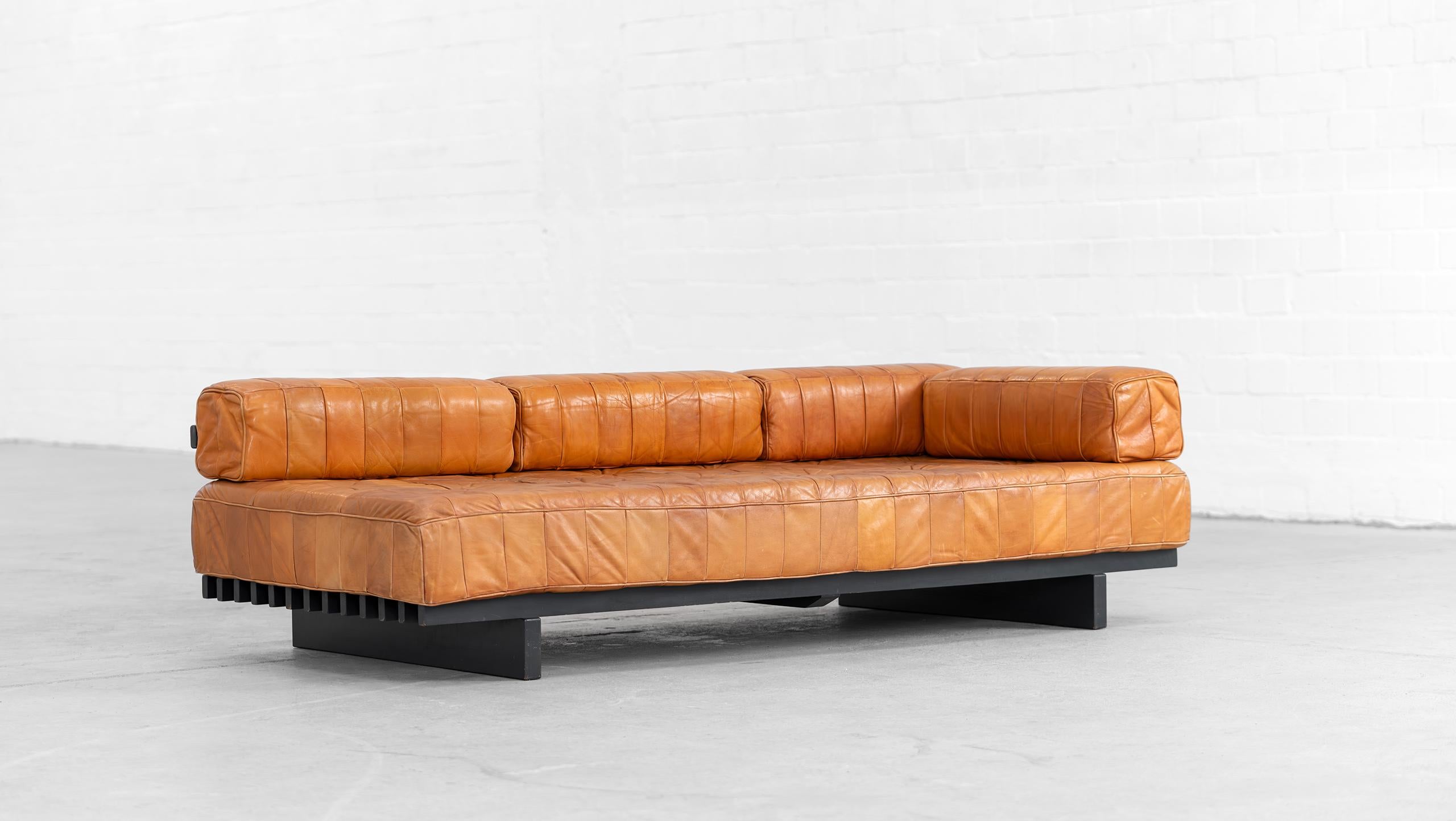 De Sede - DS 80 Canapé + lit de jour en cuir patchwork cognac.
1969 par De Sede Design/One.

Lit de jour De Sede DS-80 Patchwork.
Le lit de jour a un cadre à lattes en bois laqué noir, le dossier est amovible grâce à 2 vis !

La série Patchwork a
