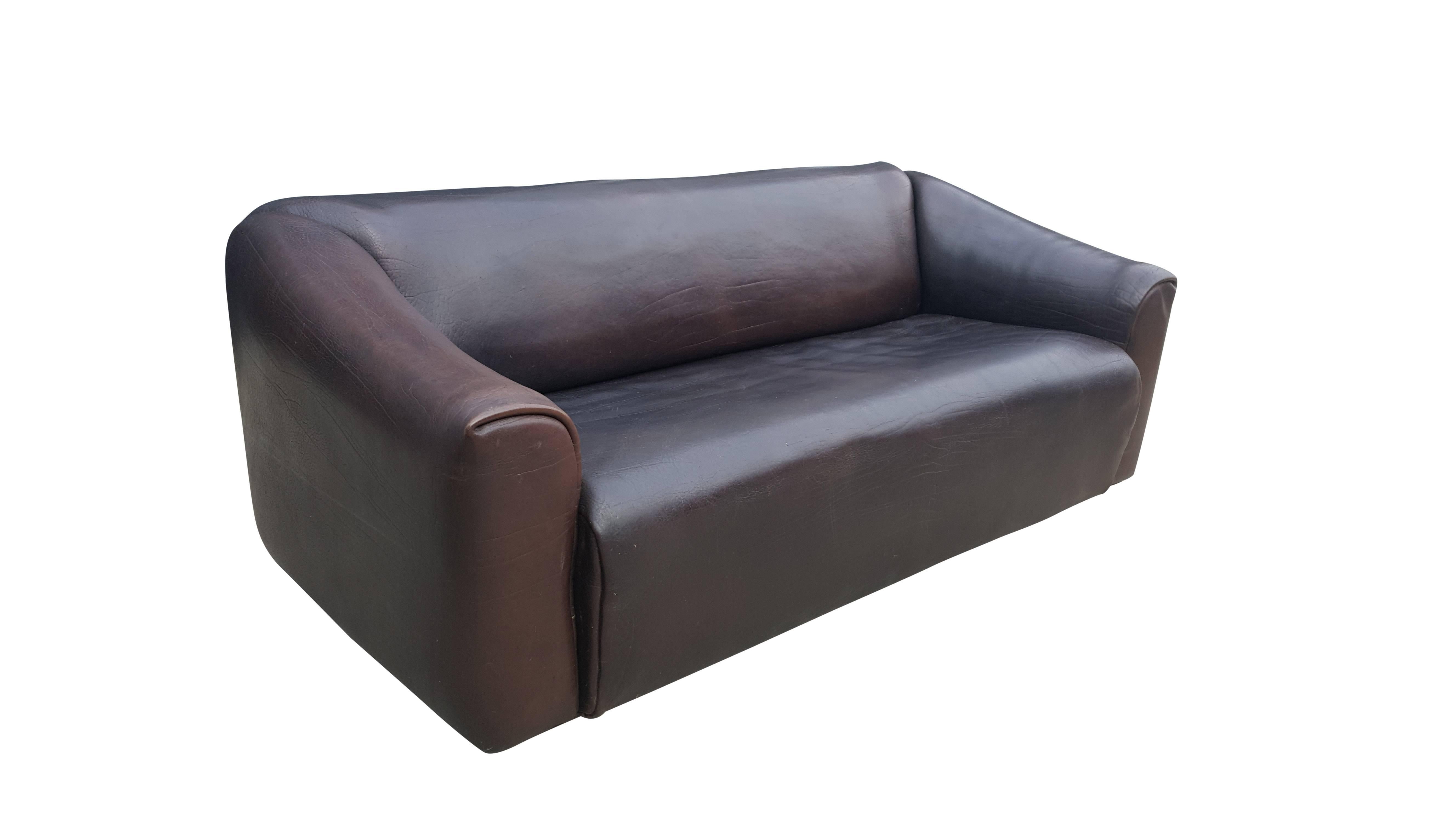 Very rare high quality buffalo leather sofa from De Sede,
made in Switzerland in the 1970s.
De Sede is known for its supreme quality leather and comfort seating.
The sofa has an extractable seating for more lounge comfort.
The sofa has a dark