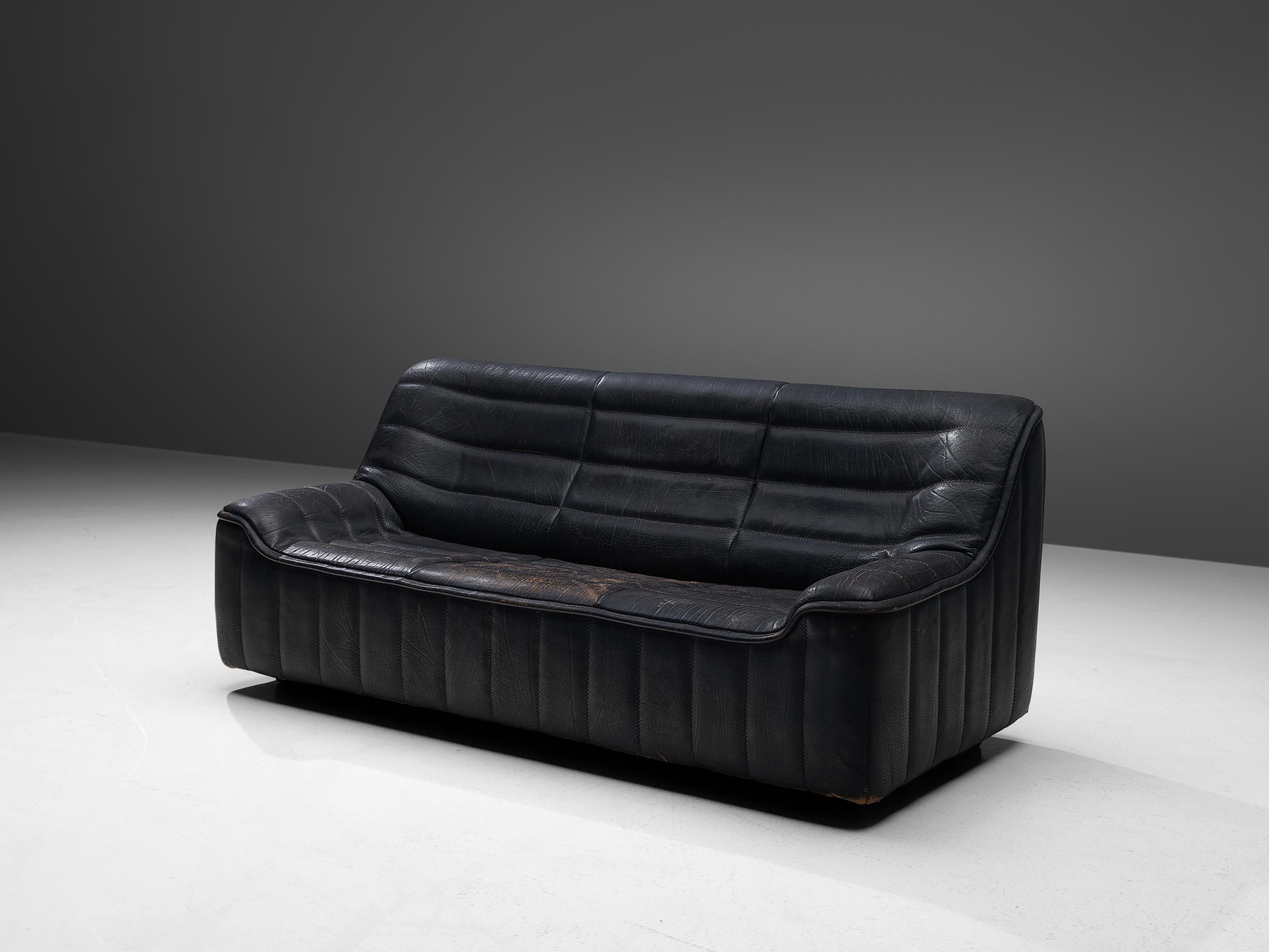 De Sede, 'DS84' sofa, black leather, Switzerland, 1970s

Highly comfortable ‘DS84’ sofa in black leather by Swiss manufacturer De Sede. The design is simplistic, yet very modern. This model features a solid base with a bulky seat and a high back.