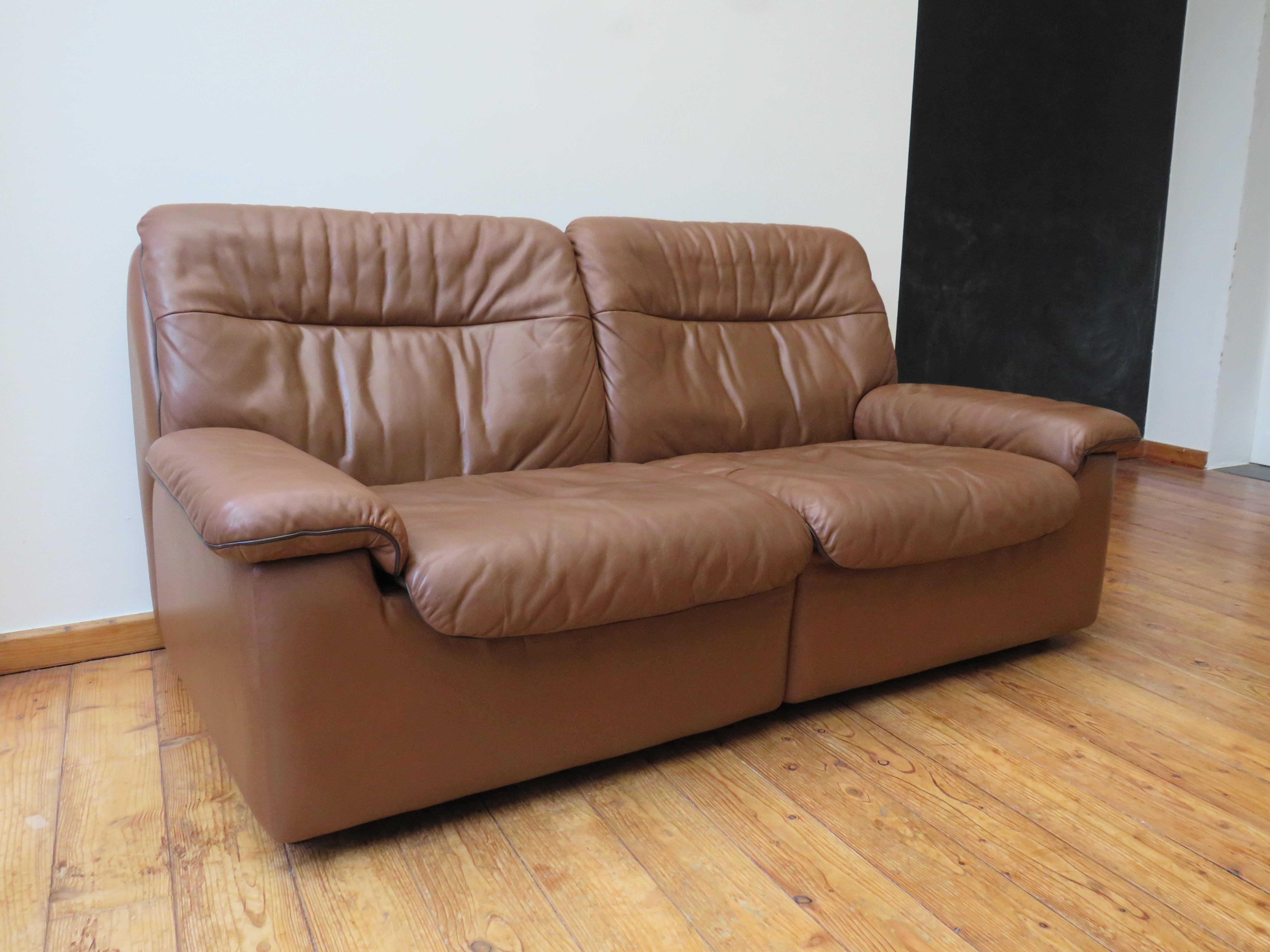 De Sede sofa, Model DS 66 manufactured by De Sede, Switzerland in 1970s.
The sofa is made of caramel-colored high quality leather and finished with brown piping. The both sofas are in a remarkable good condition.
