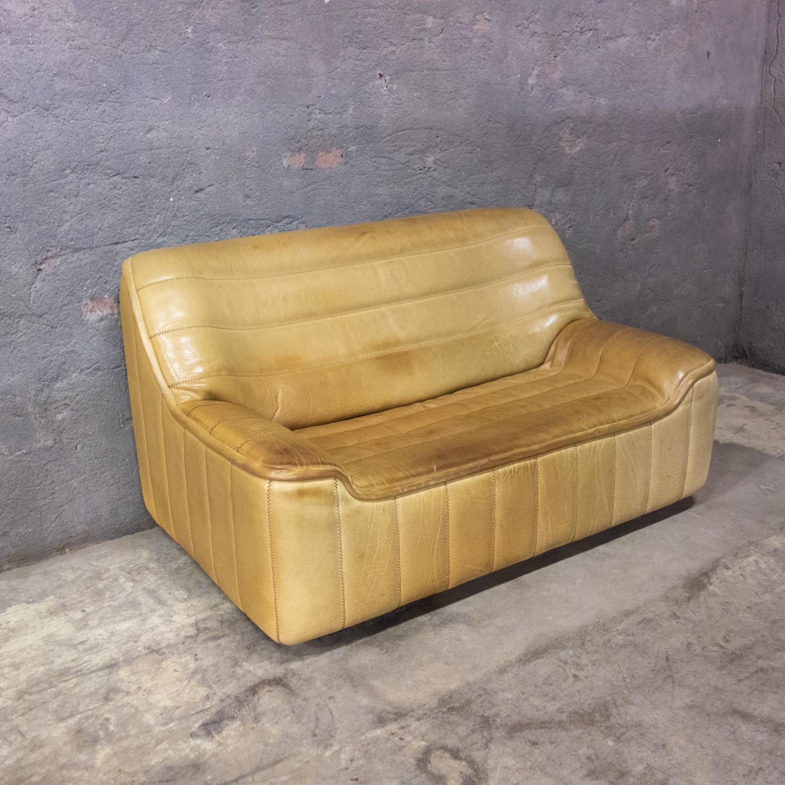De Sede is made to last. This 2-seat sofa is in very good condition. The leather is all good and has a great patina. It's model DS84, this model gives you a great support in your lower back.
 