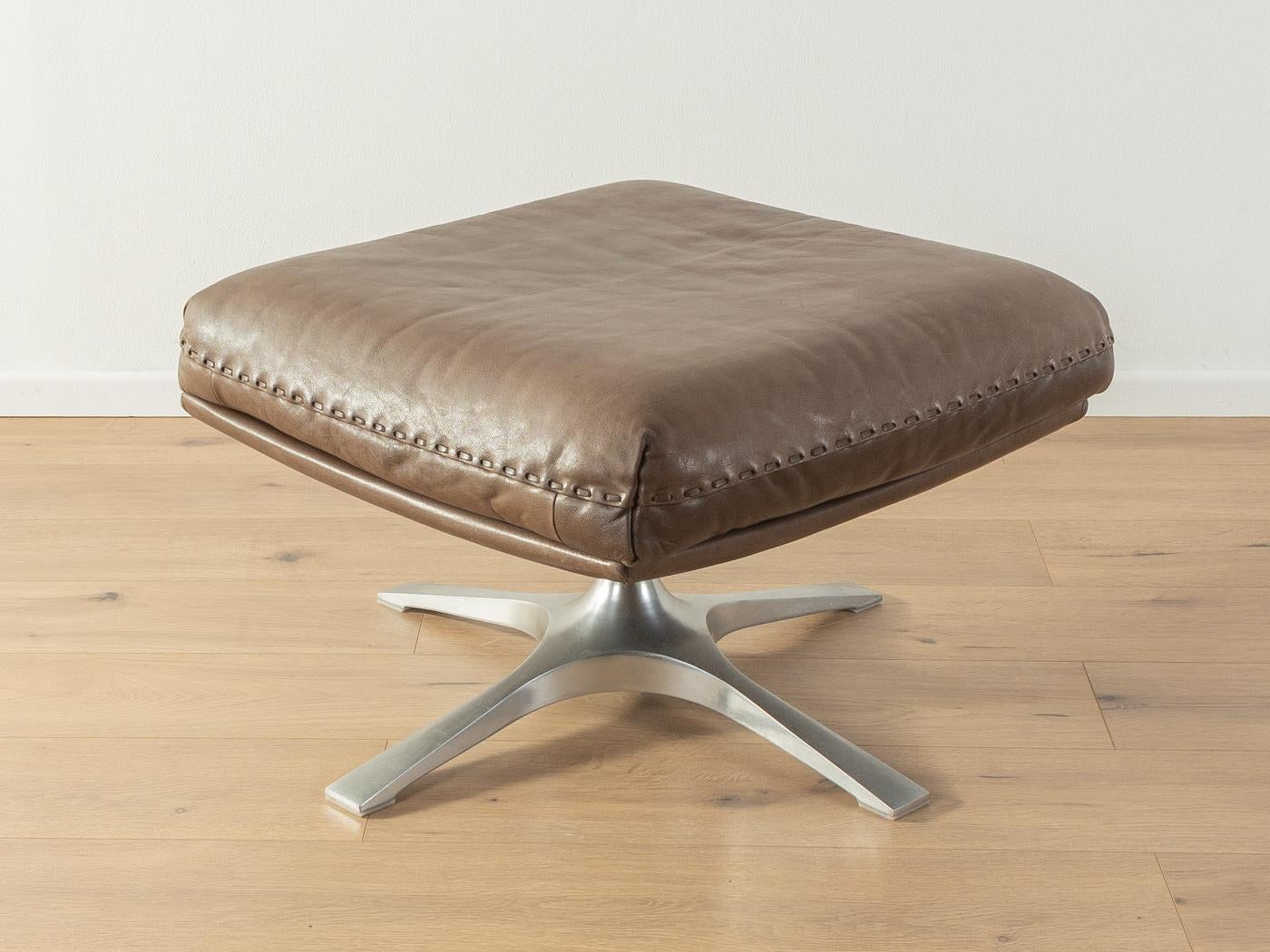 Classic stool from the 1970s. Model DS-31 by de Sede with the distinctive original upholstery made of brown buffalo leather with a wonderful patina, coarse stitching and a base made of polished aluminium.

Quality Features:
 Very good