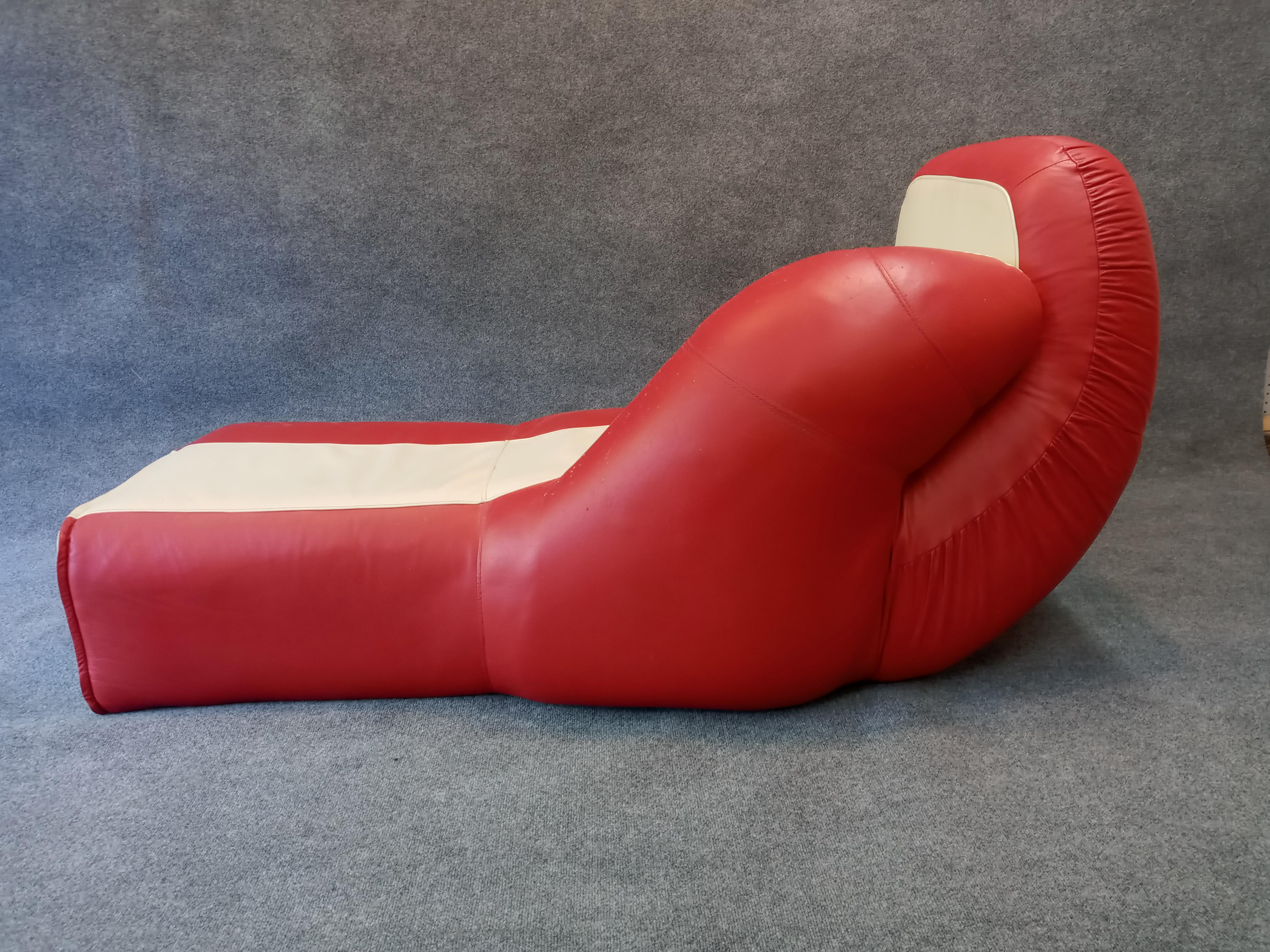 De Sede Style Boxing Glove Chaise Lounge Chair In Good Condition In Philadelphia, PA