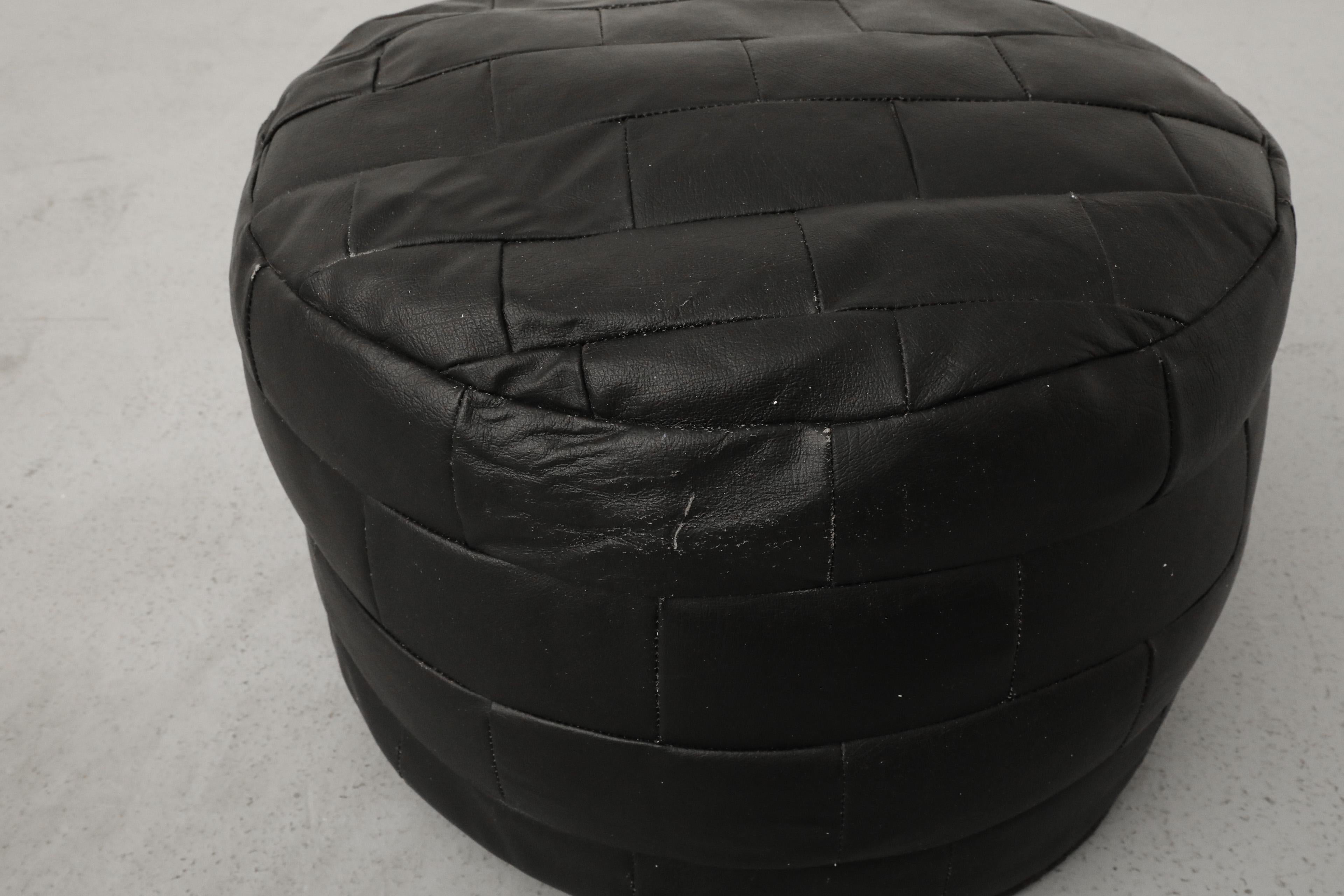 Ottomana rotonda in pelle nera patchwork in stile de Sede in vendita 2