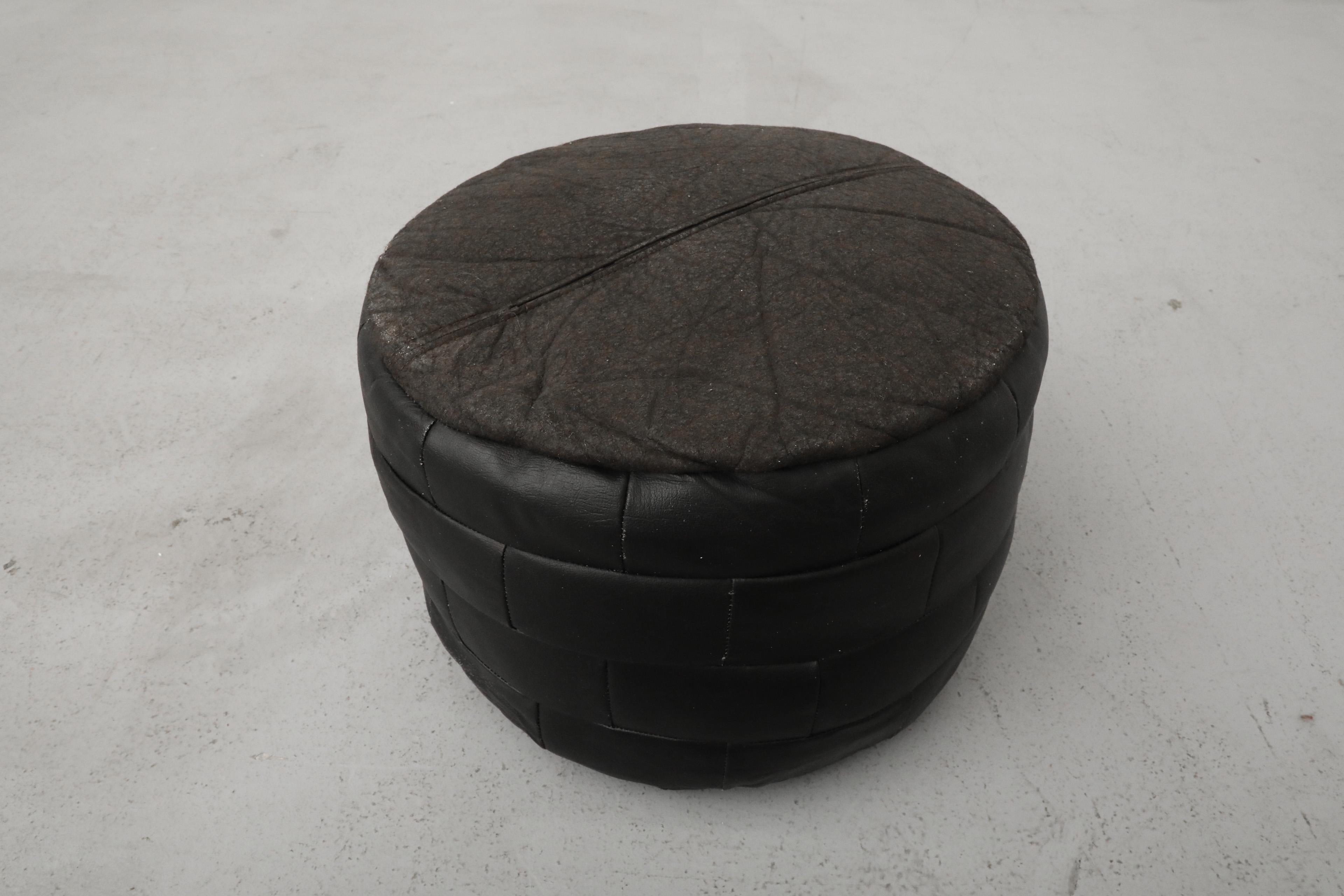 Ottomana rotonda in pelle nera patchwork in stile de Sede in vendita 3