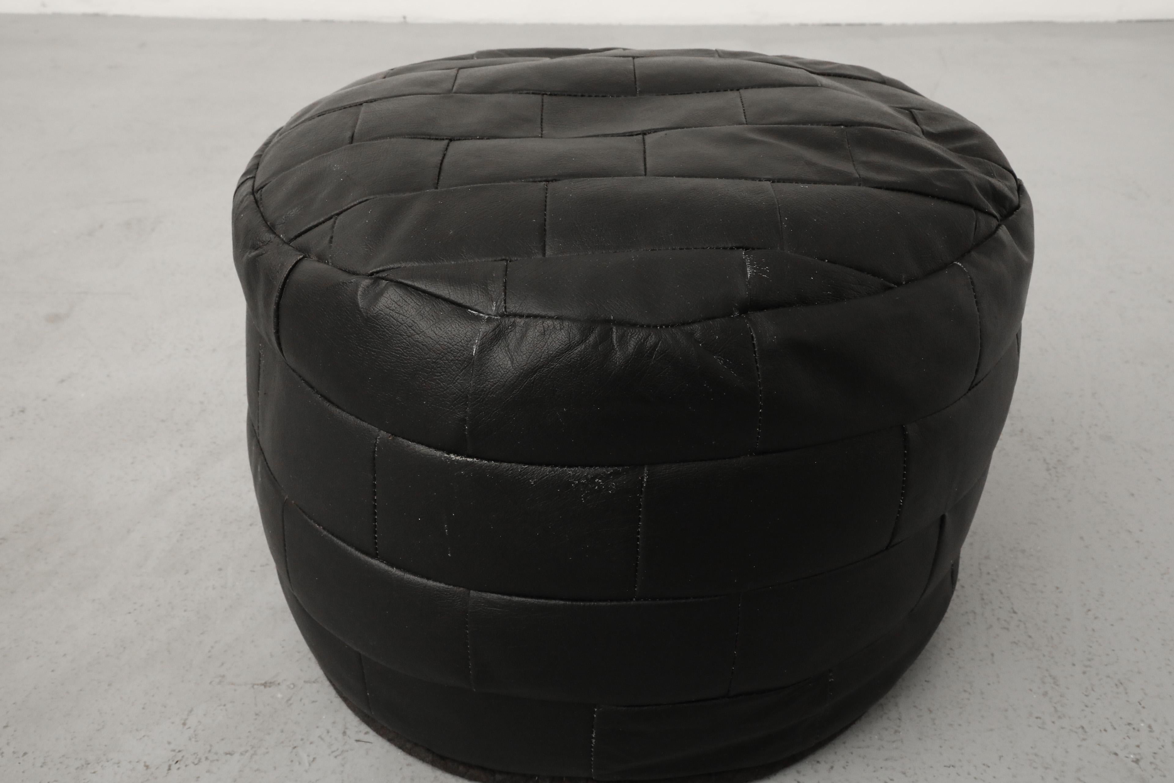 Pelle Ottomana rotonda in pelle nera patchwork in stile de Sede in vendita