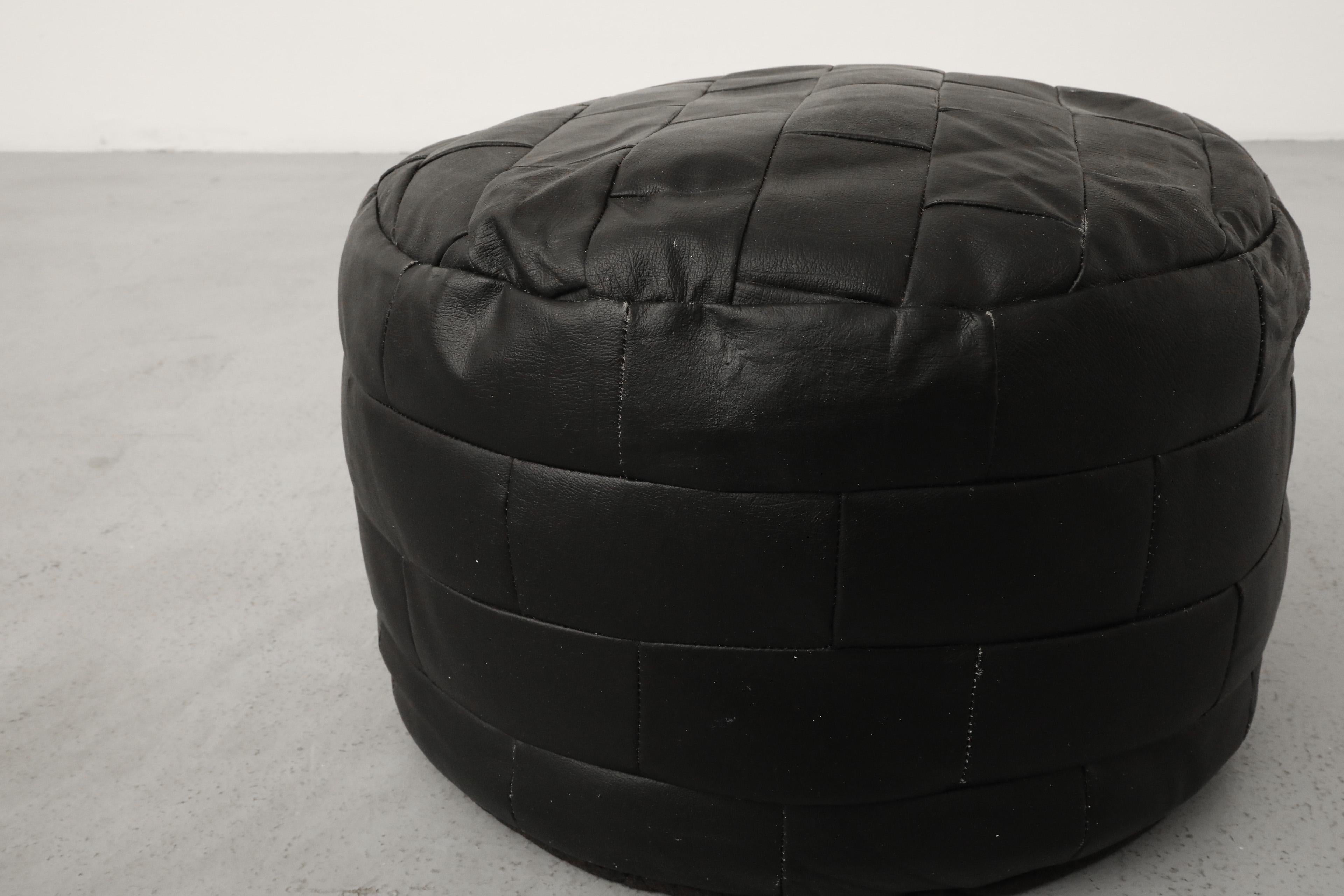 Ottomana rotonda in pelle nera patchwork in stile de Sede in vendita 1