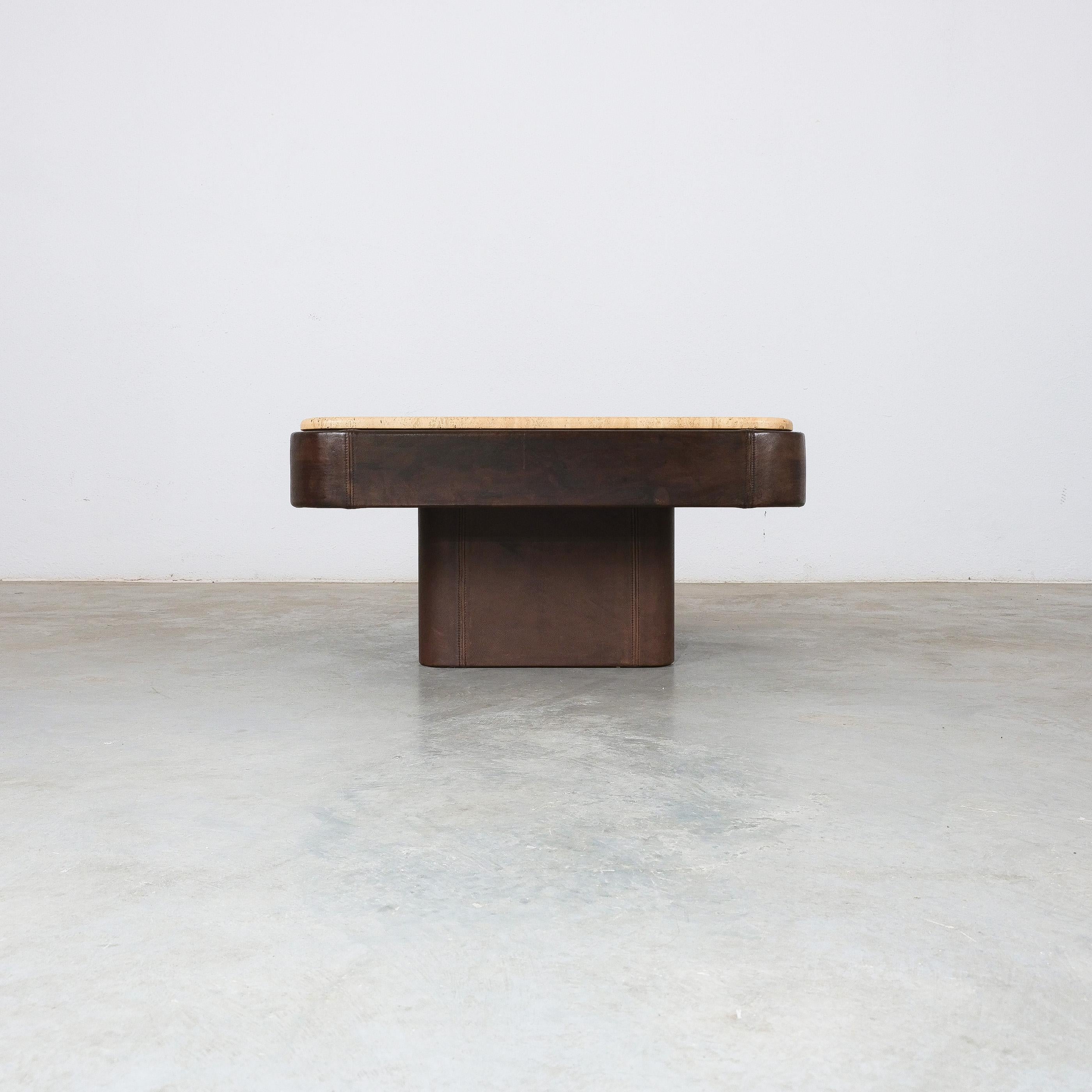 De Sede leather table with travertine stone top in very good condition, Switzerland 1970
Dimensions are: 31.5