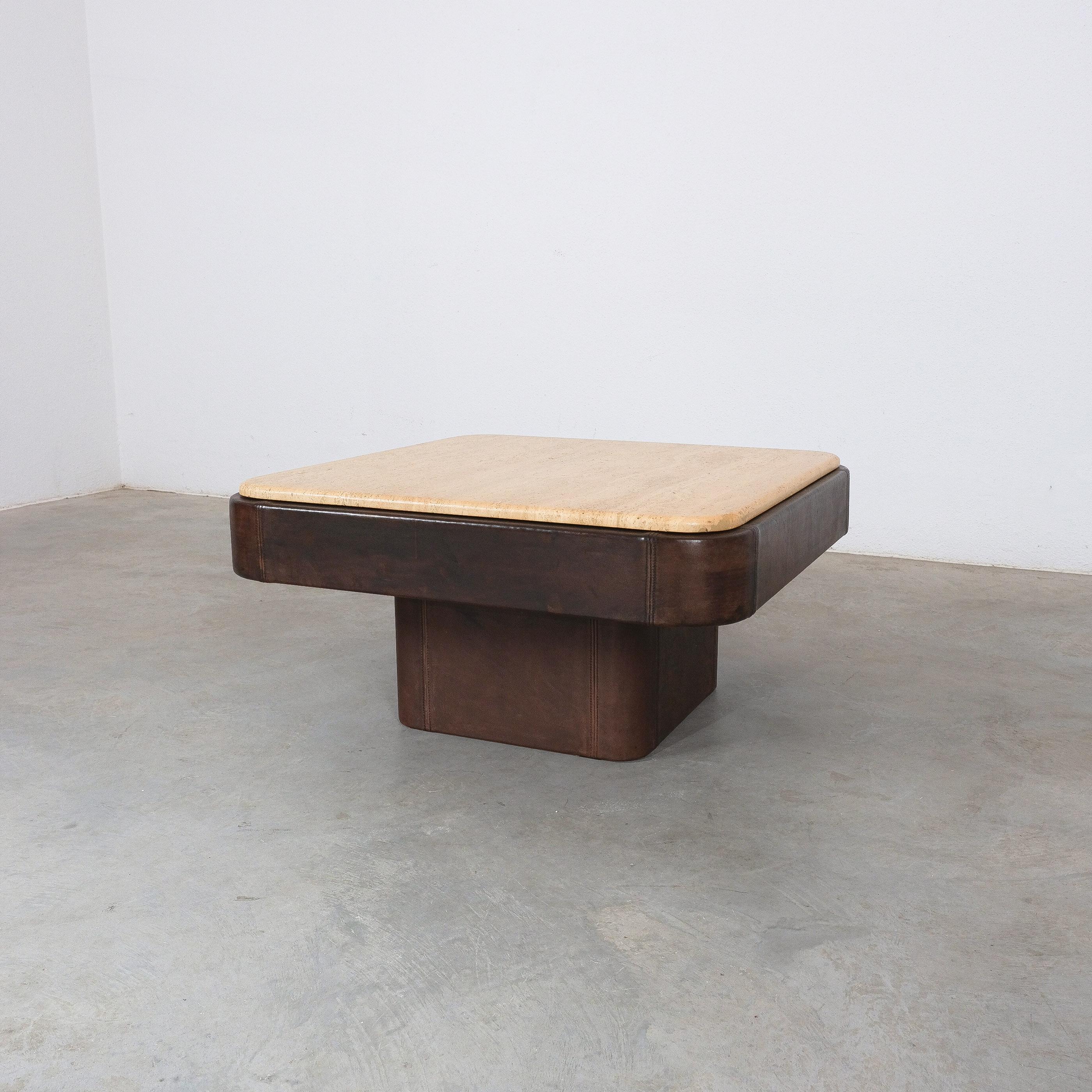 Mid-Century Modern De Sede Table DS 47 Table carrée cuir pierre travertin, Circa 1970 en vente