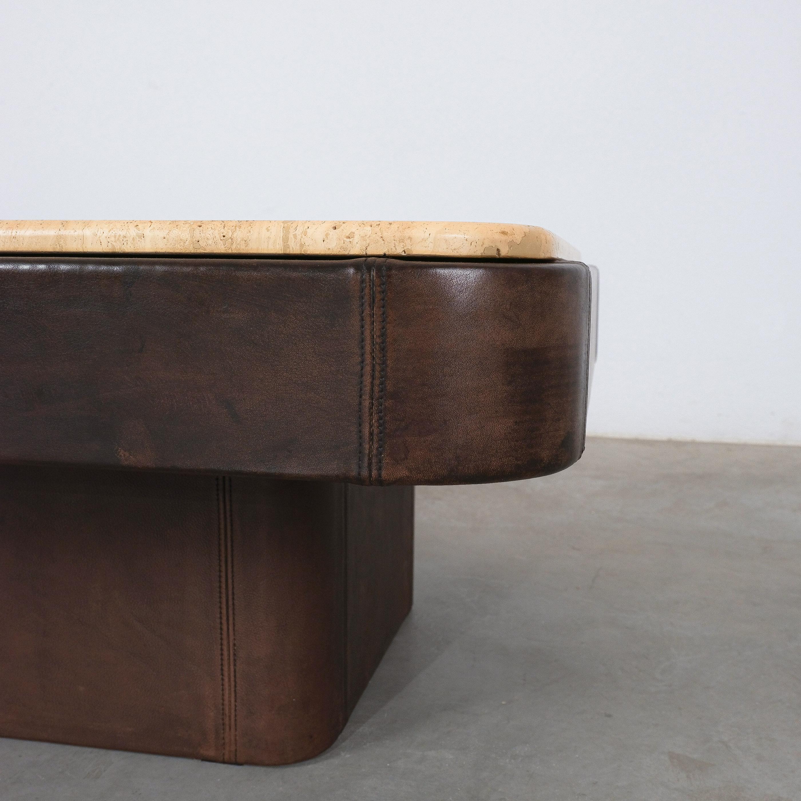 Fin du 20e siècle De Sede Table DS 47 Table carrée cuir pierre travertin, Circa 1970 en vente